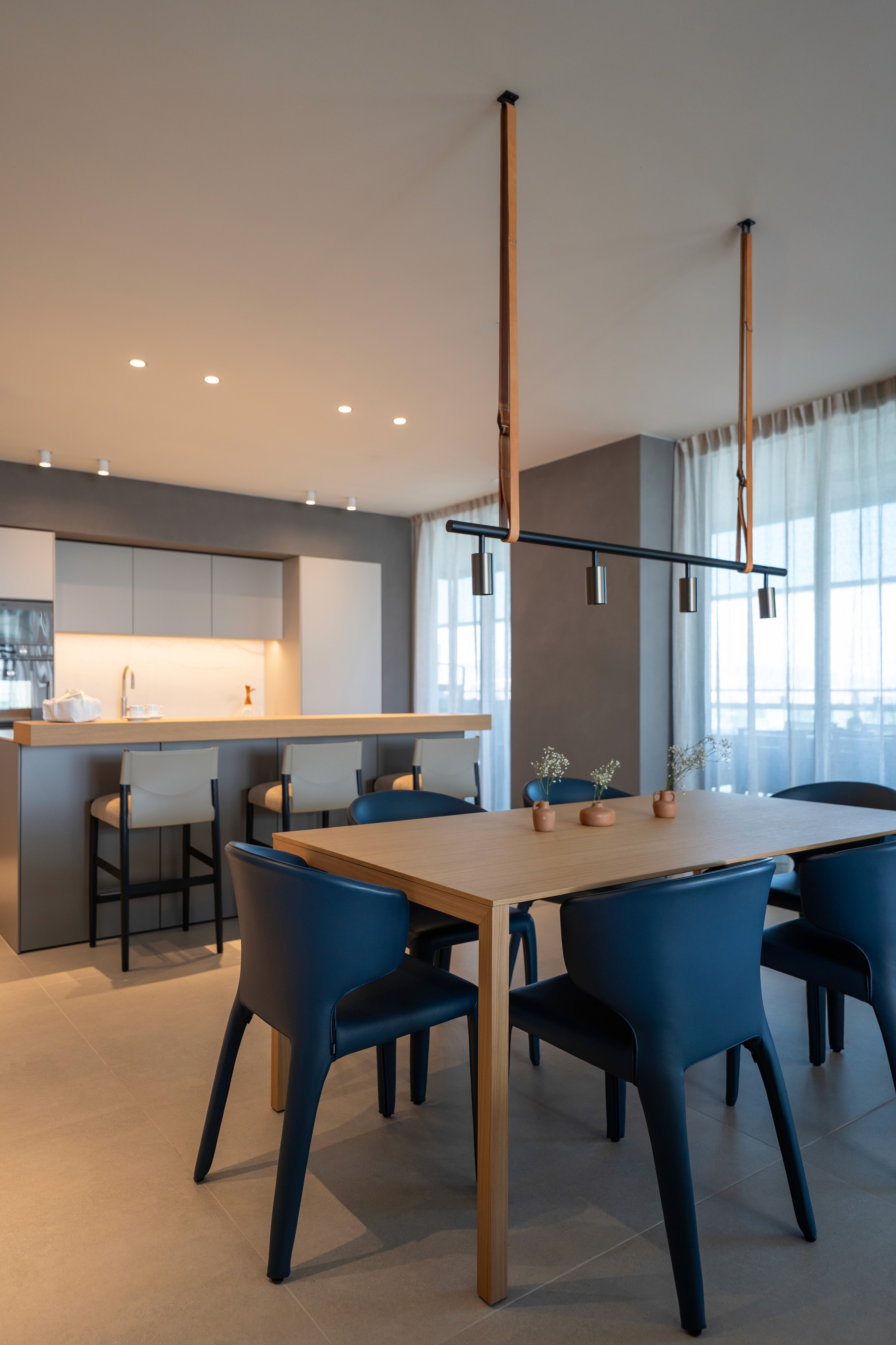 Cocina amplia con acabados de alta gama en color blanco