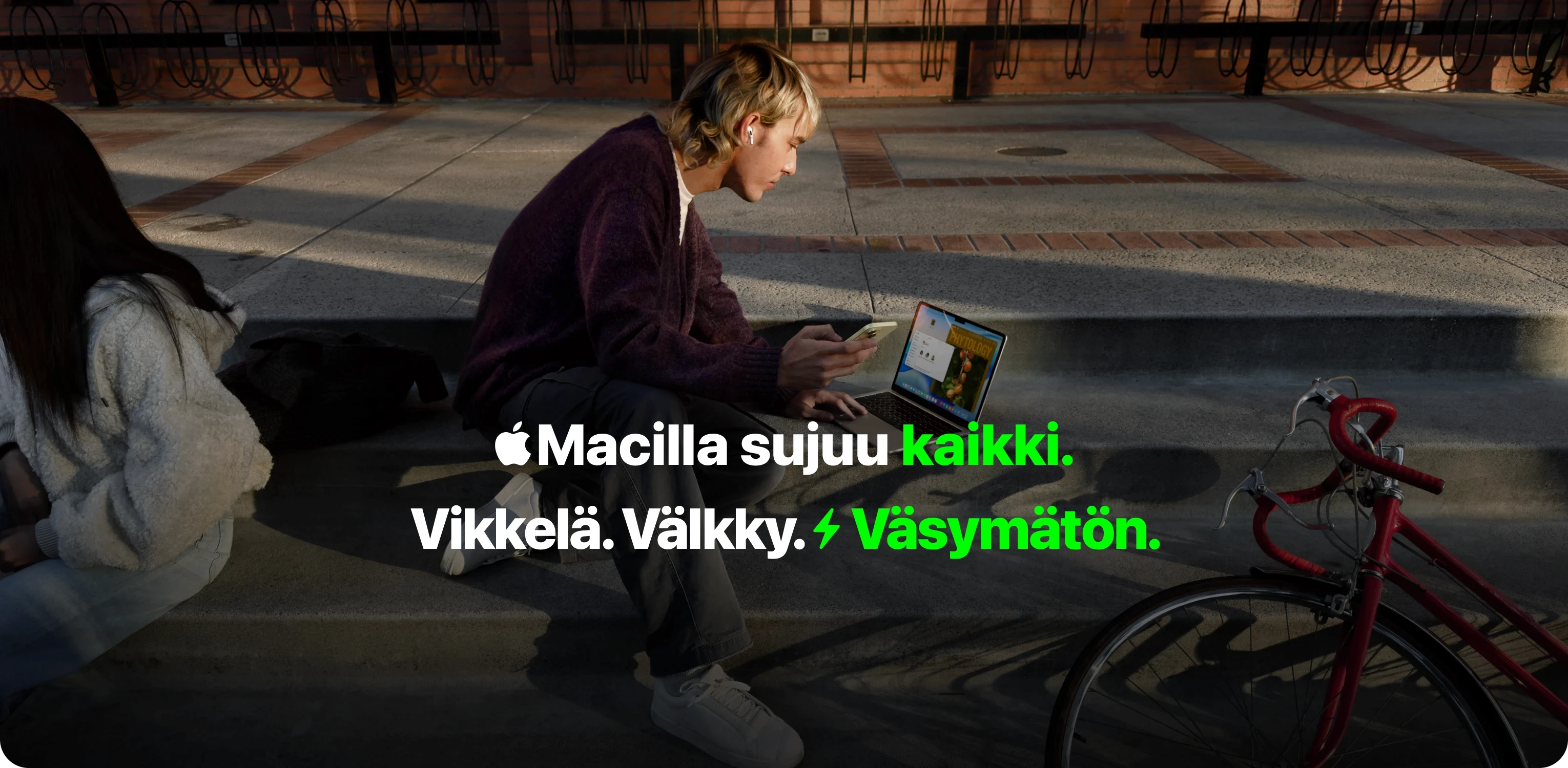 Opiskelija käyttää MacBook Airia koulun portailla