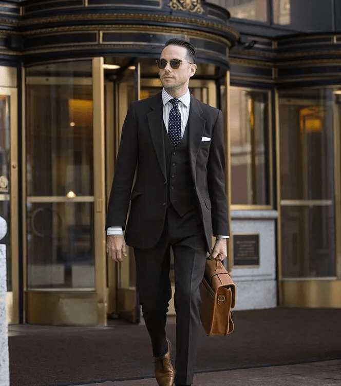 Férfi business öltönyben