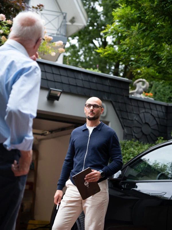 Energieberatungsgespräch mit Herr Salihu vor dem Haus von Herr Stein