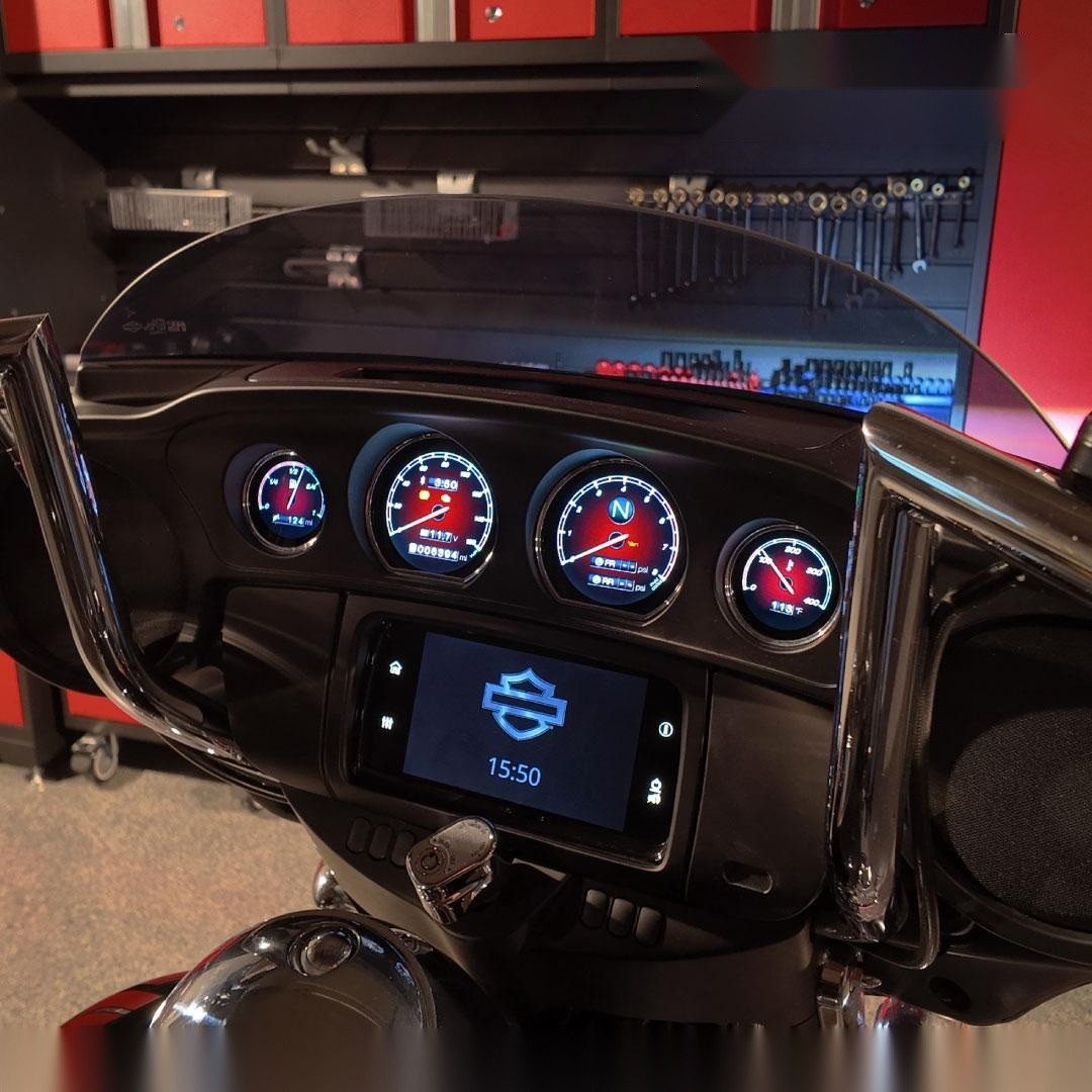 KOSO HD-03X im volldigitalen Modus, rote Hintergrundfarbe, verbaut im Harley-Cockpit