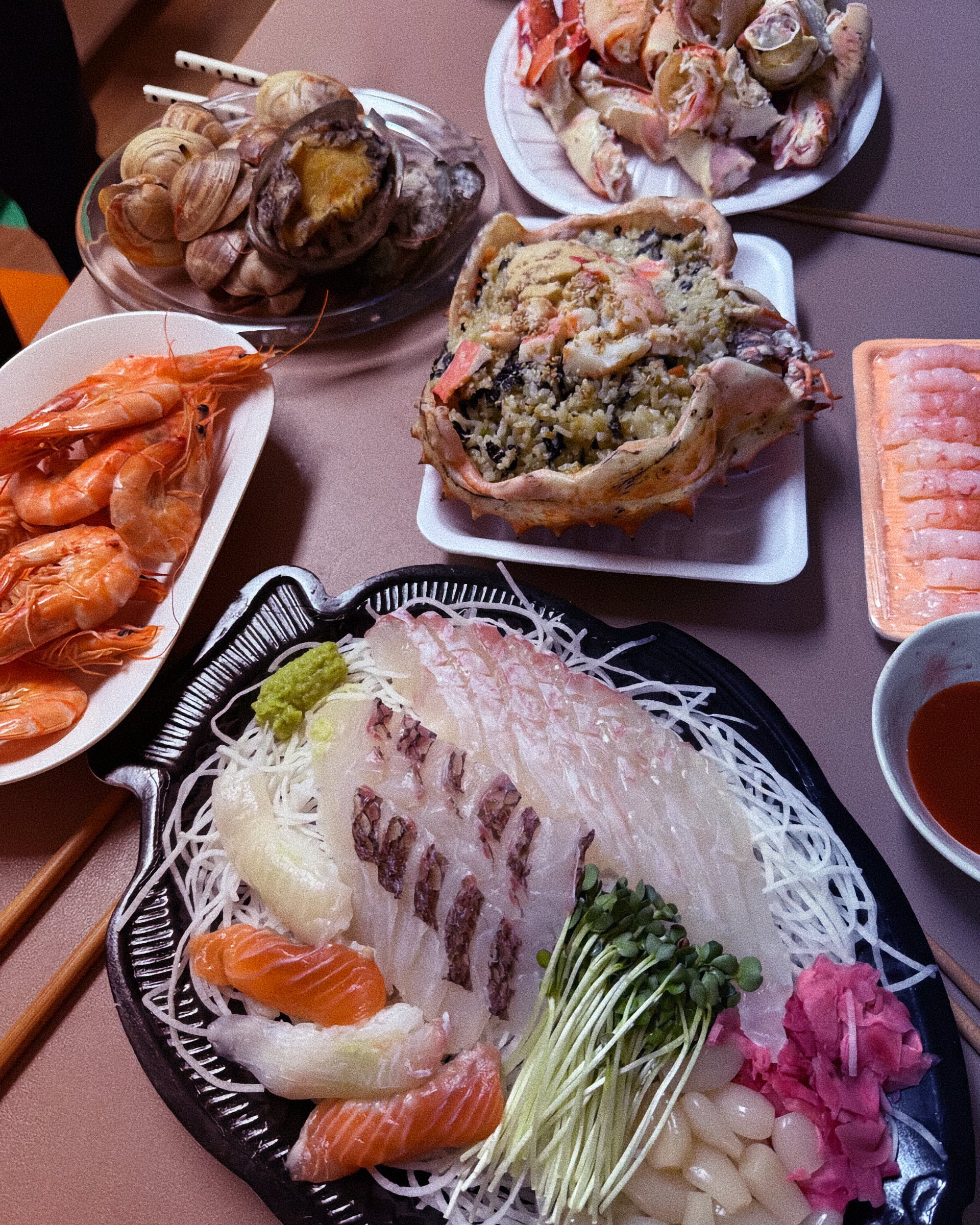 Bàn ăn hải sản đầy đủ tại Noryangjin gồm sashimi tổng hợp cơm gạch cua tôm luộc ốc nướng và cua