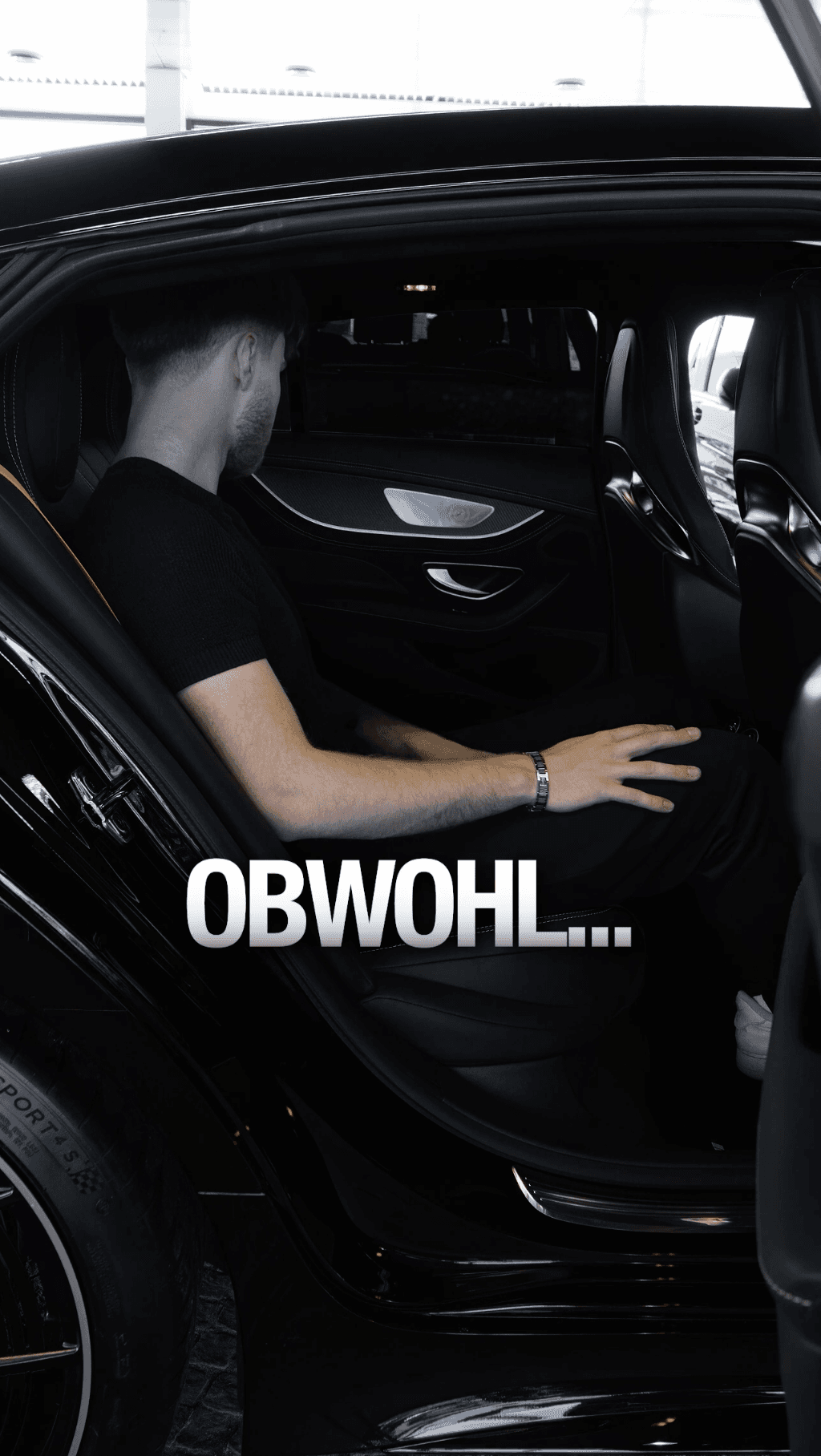 Urban luxury villa with modern design, panoramic city views and premium architectural details.