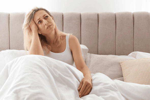 Menopausa e insuficiência venosa: guia de autocuidado para mulheres 45+