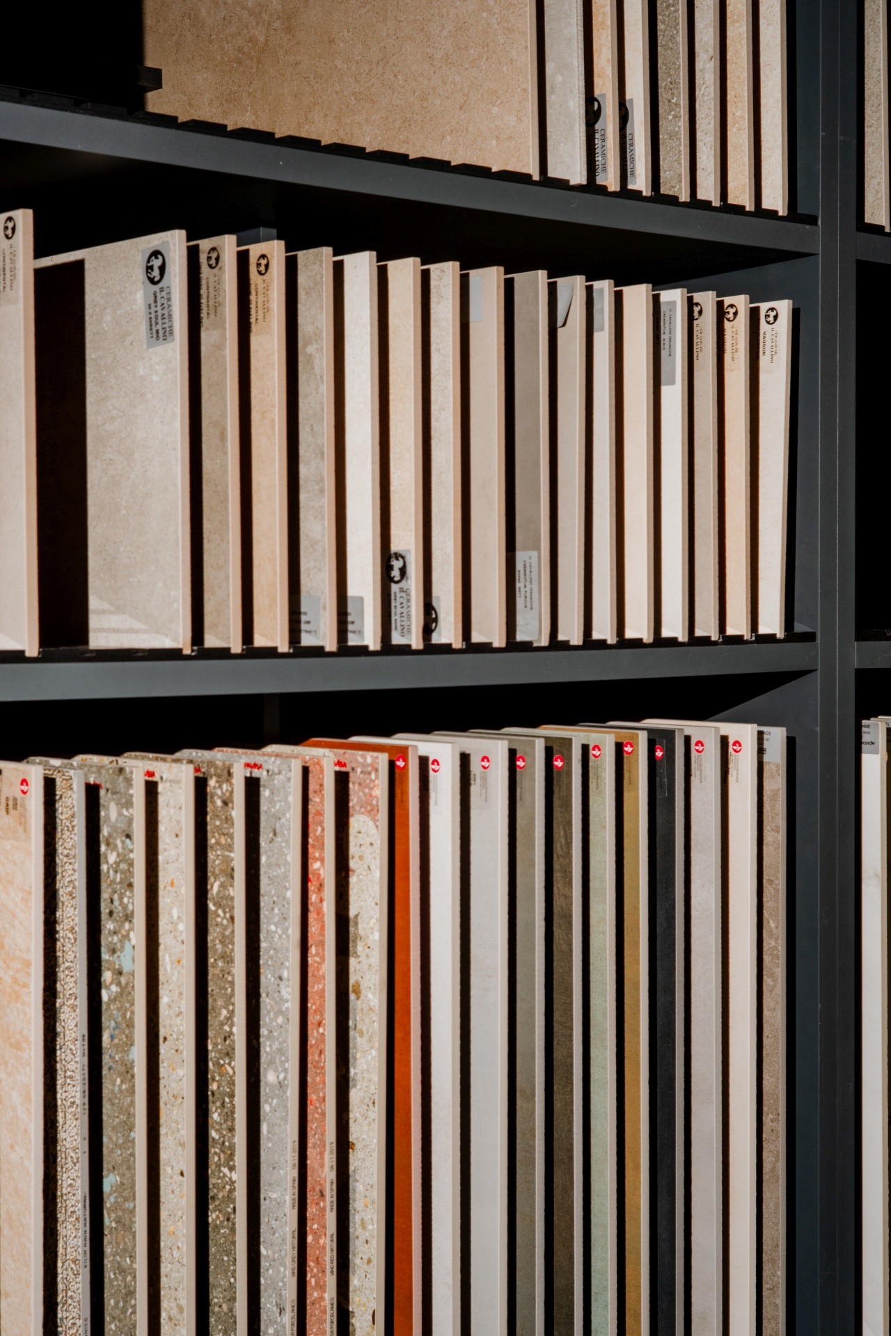 Foto dettagli showroom arredobagno