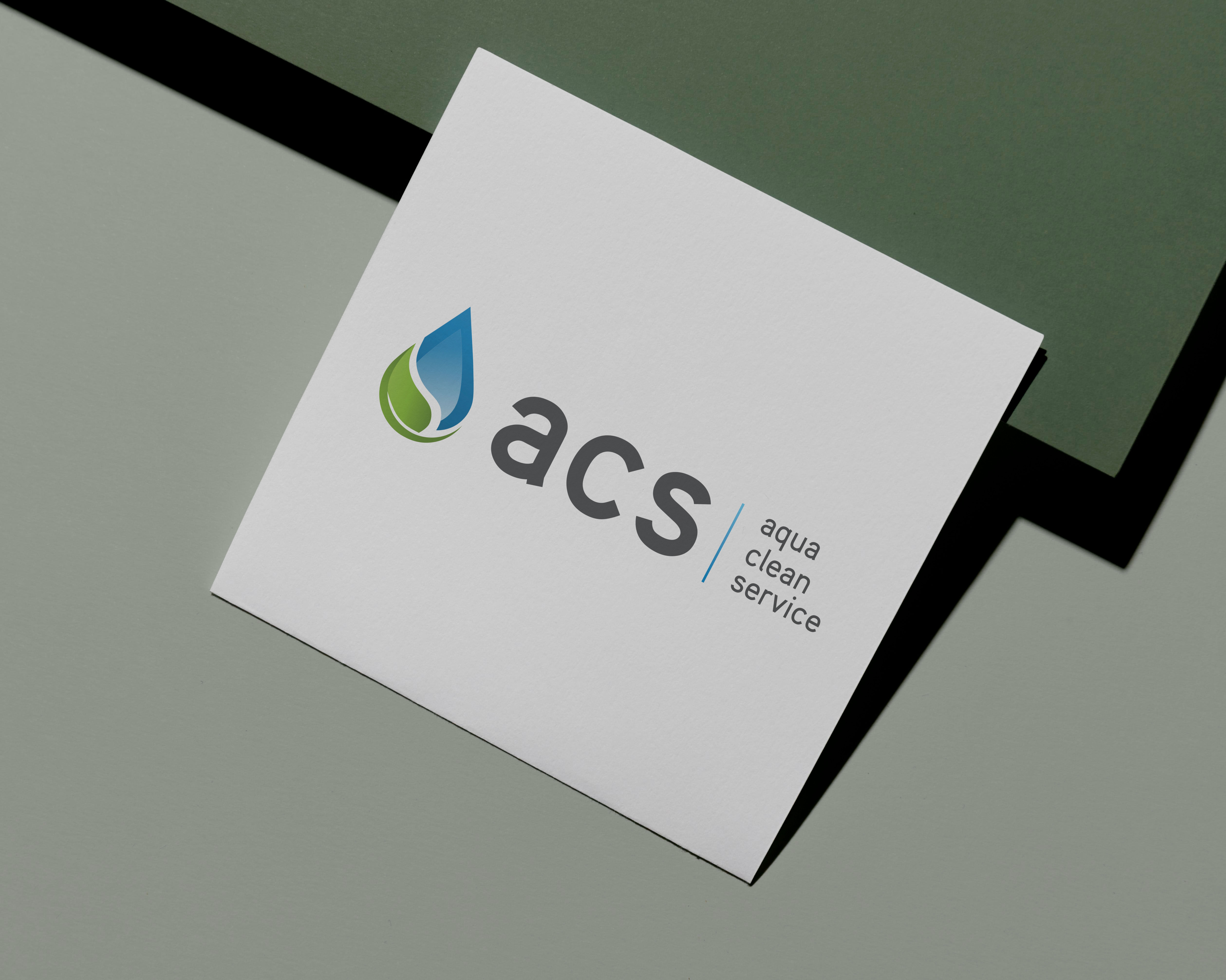 Kartka na podłodze na której widnieje logo ACS