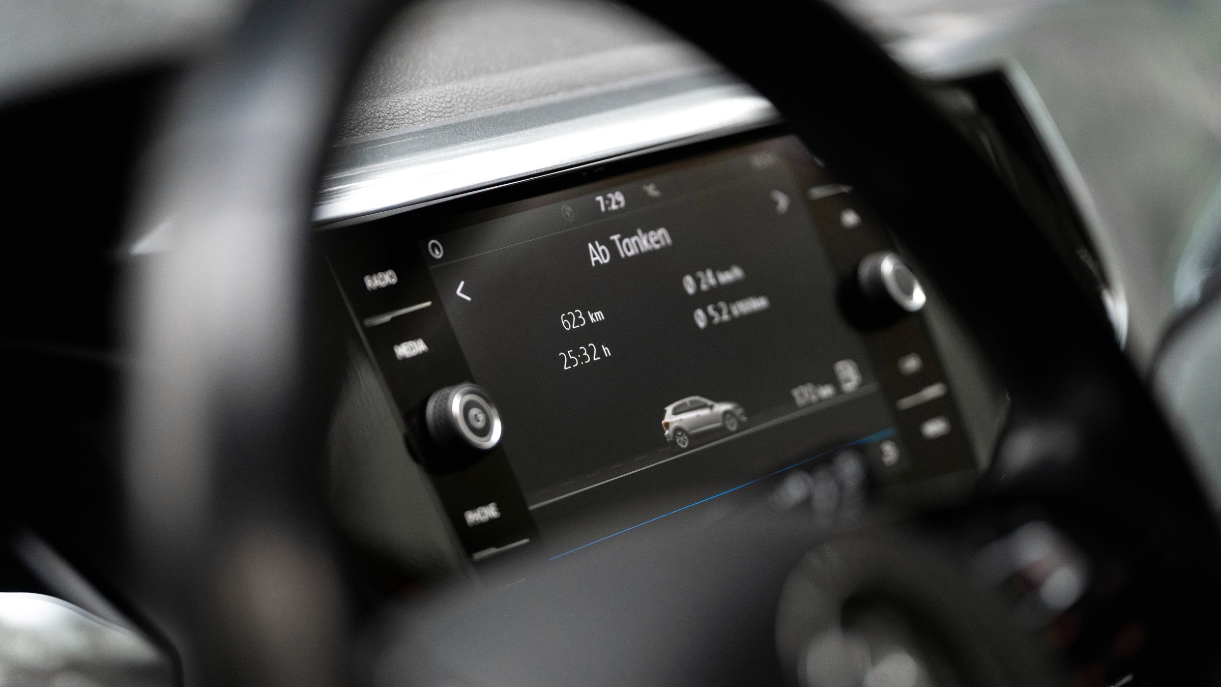 VW Polo Technikdetail – Bedienelemente und Anzeigen im Fahrschulfahrzeug.