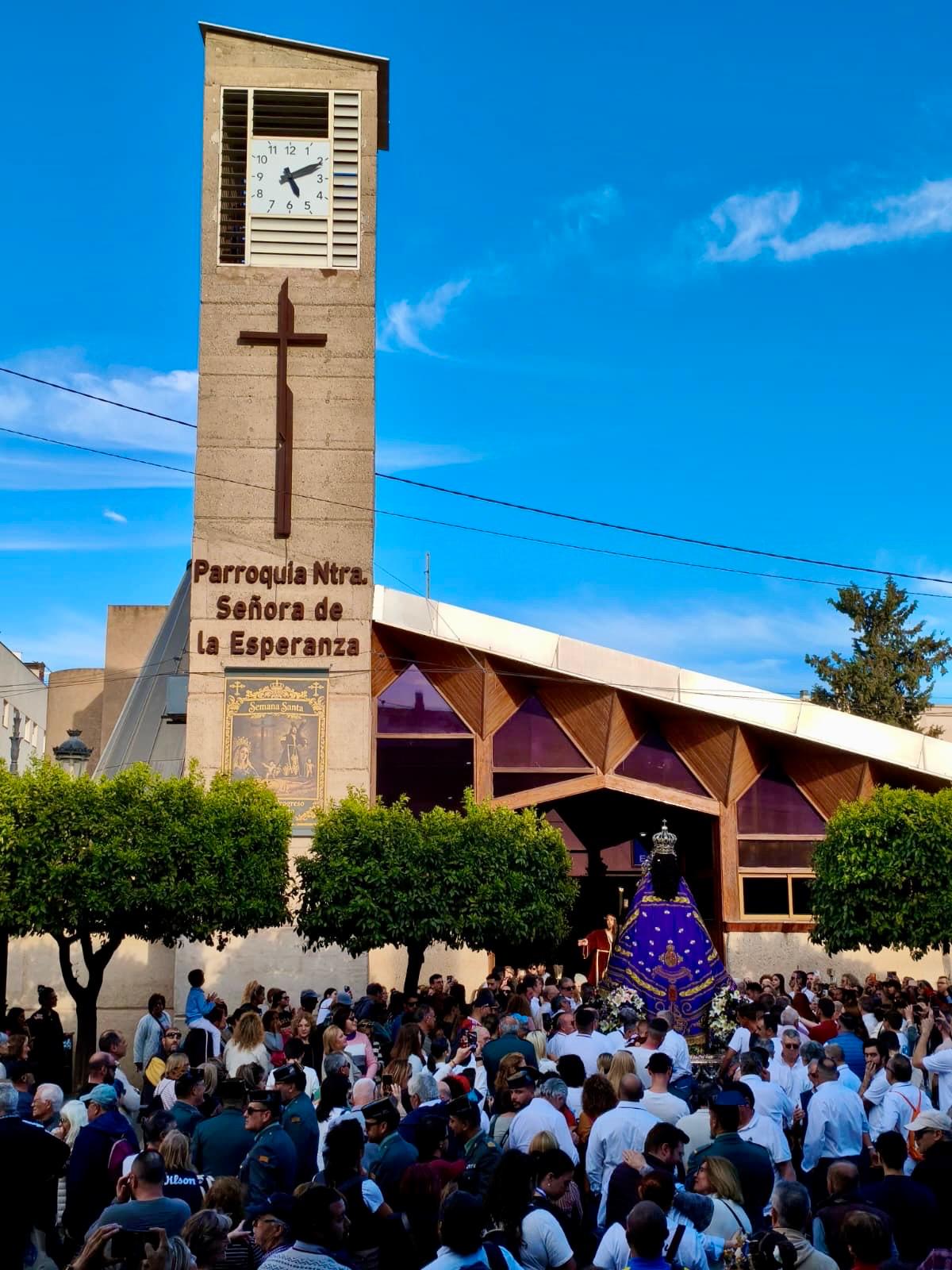 La parroquia de Nuestra Señora de la esperanza recibe a la Morenica | Imagen: Francisco Nortes