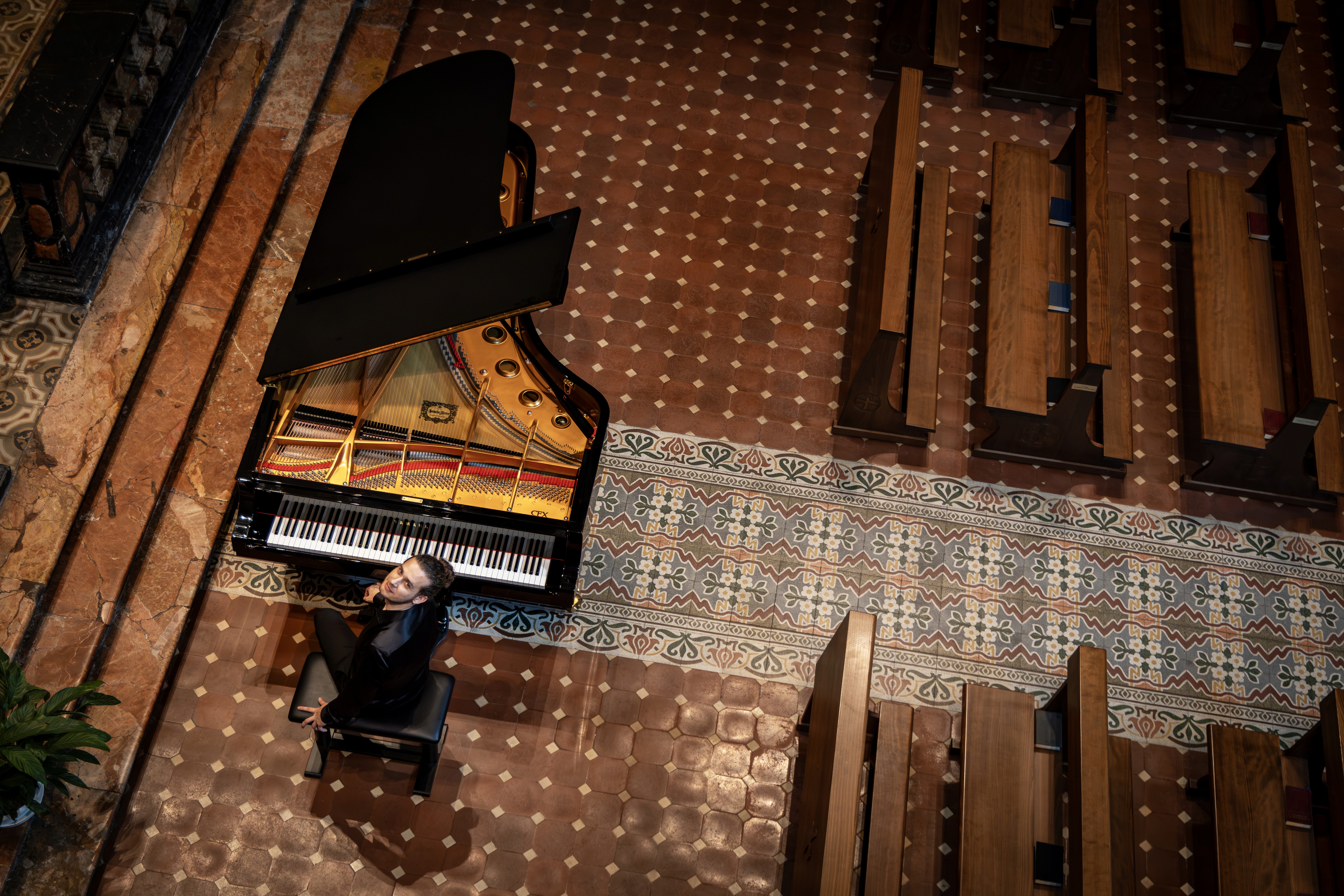 Paolo Ehrenheim al pianoforte in uno spazio storico