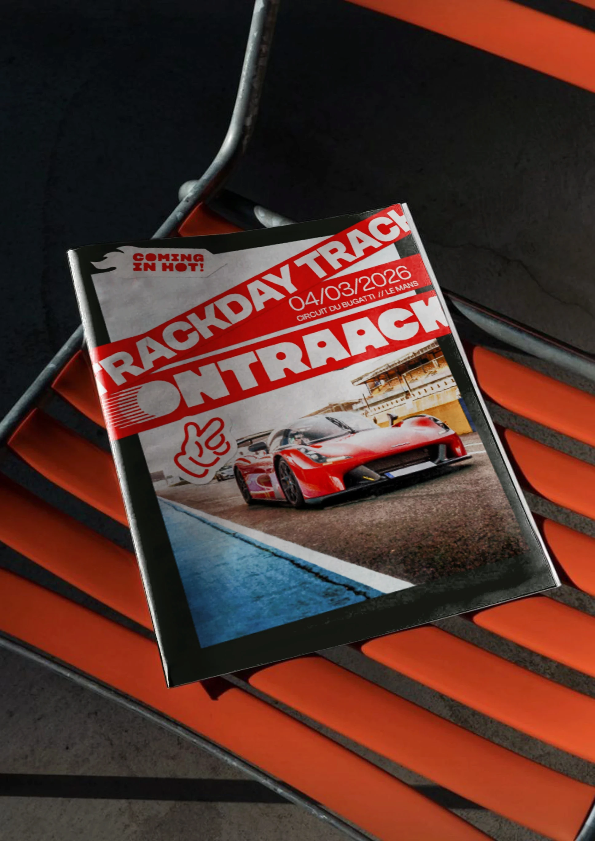 brochure ontraack posée sur une chaise rouge