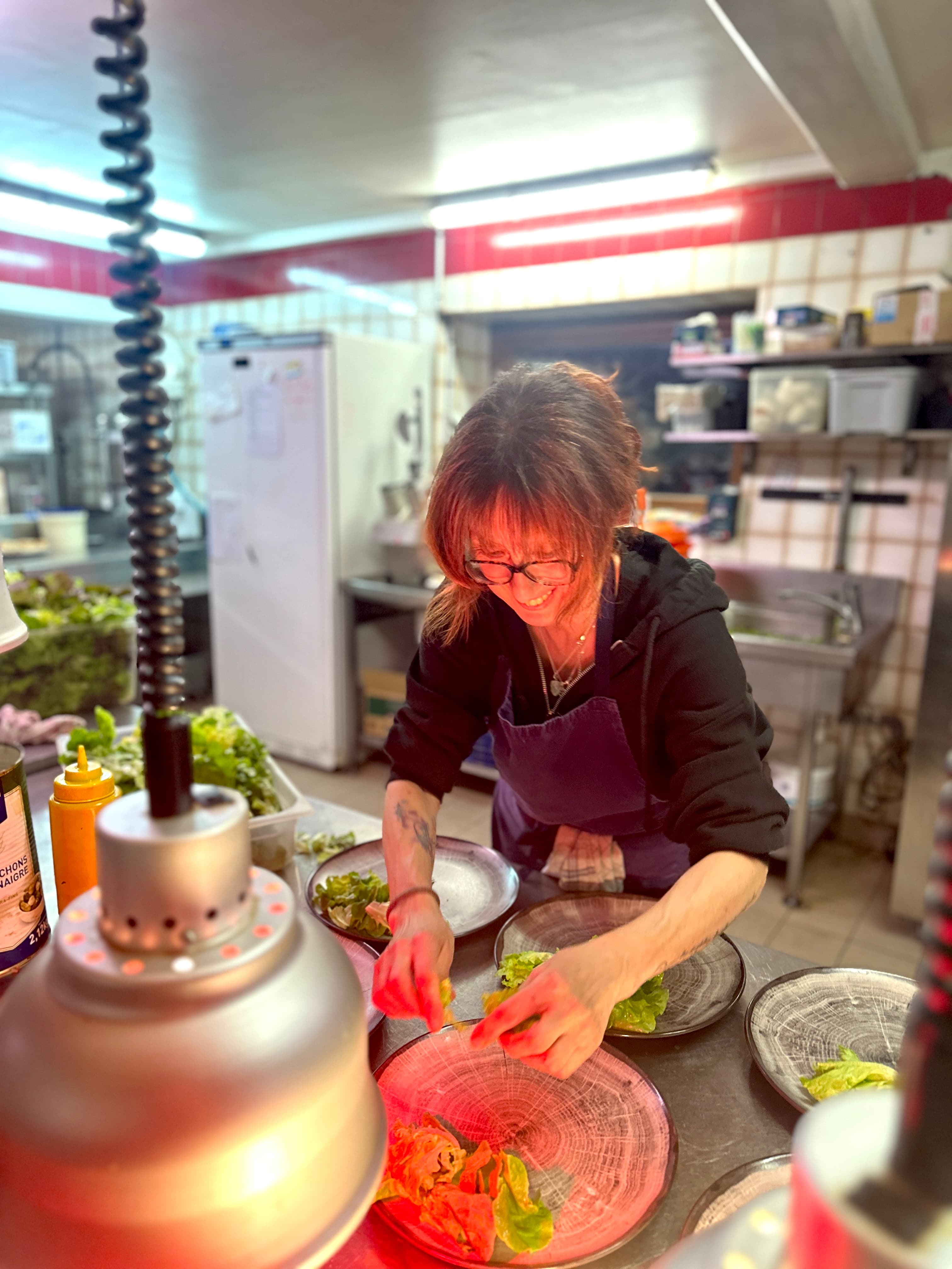 préparation des assiettes en cuisine