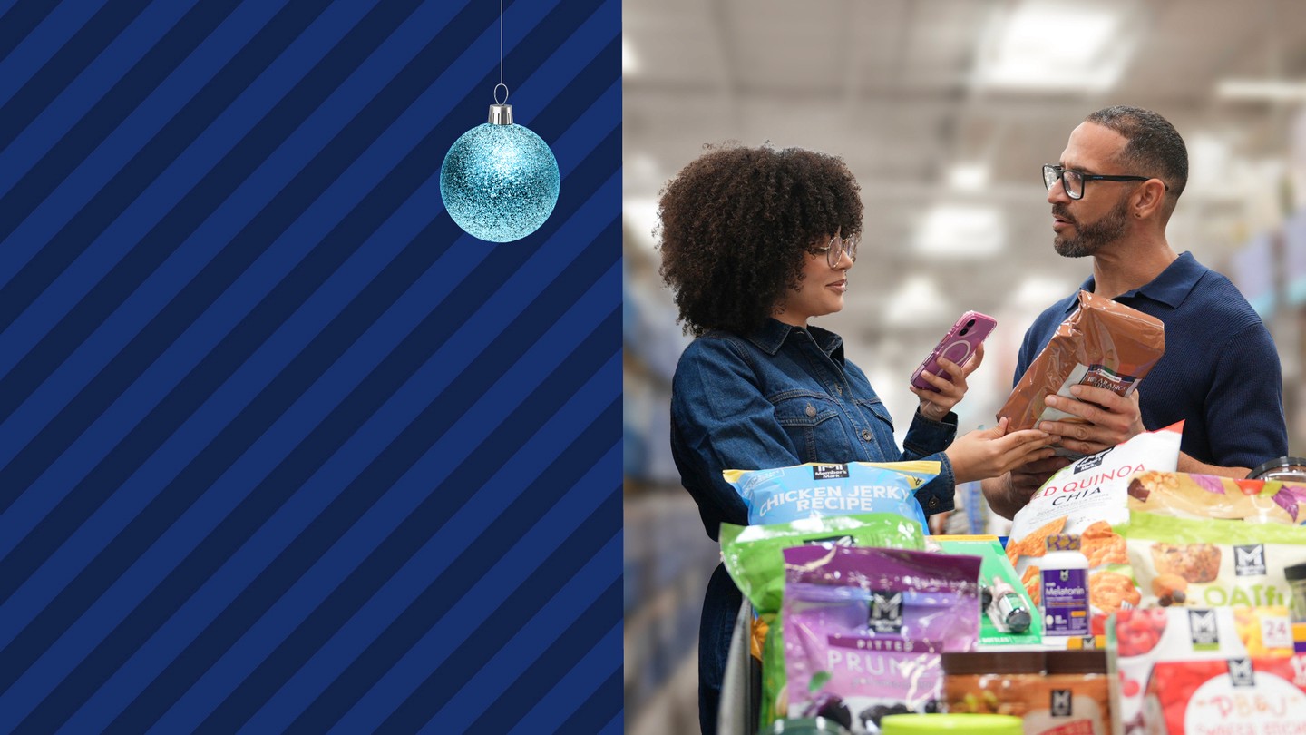 imagen de dos personas felices que disfrutan comprar en Sam's Club con su celular