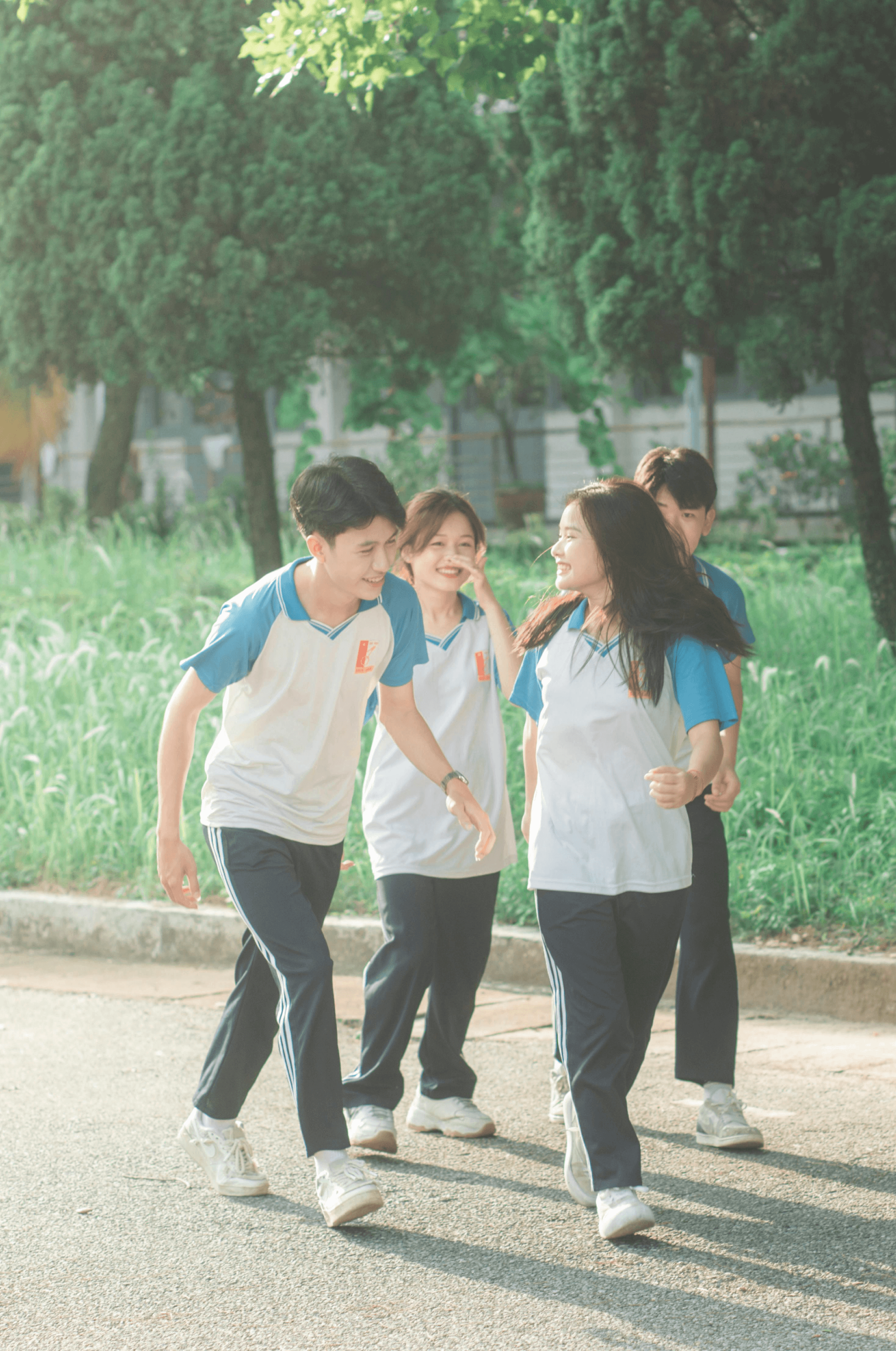 4 teenagers walking down the road