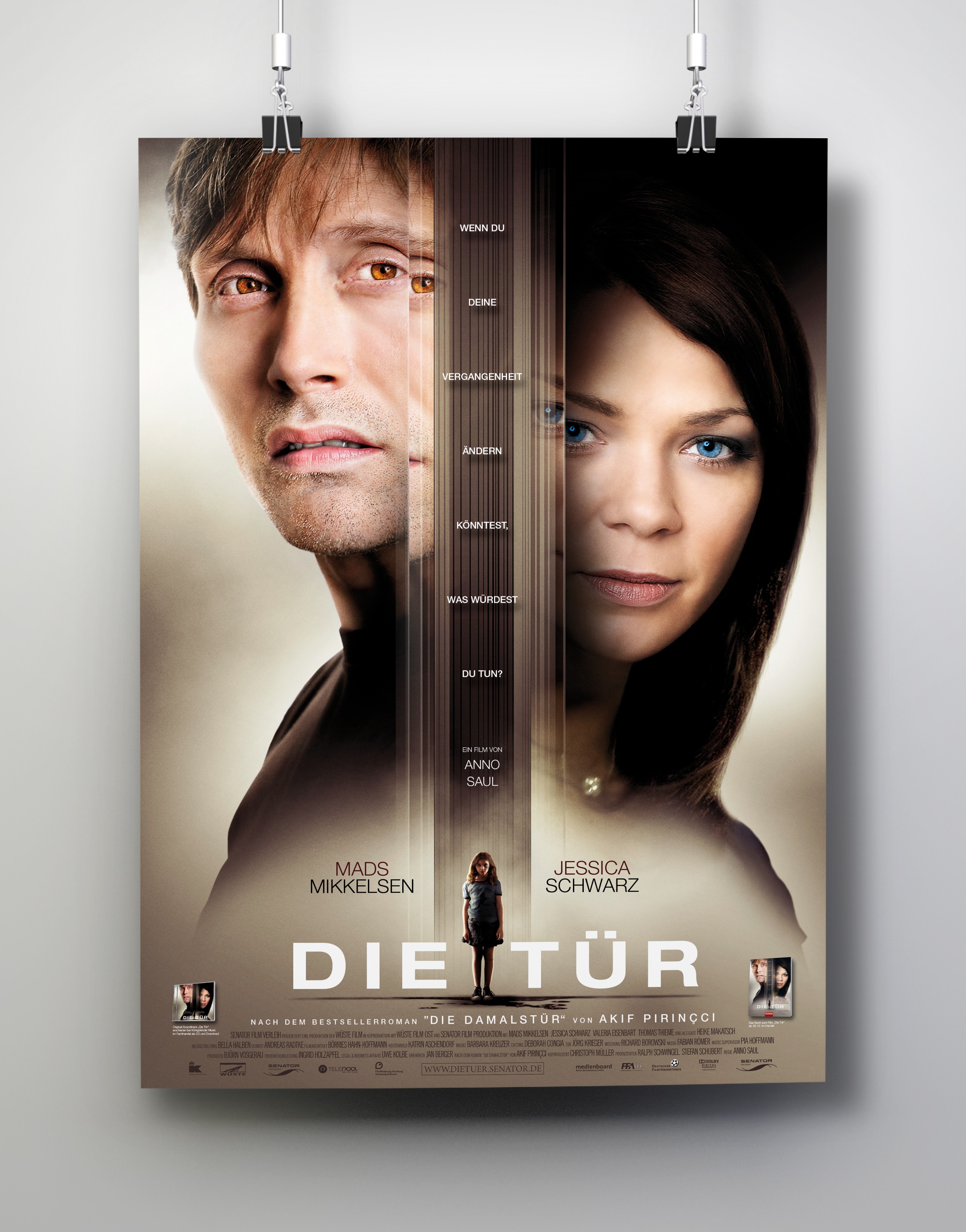 Plakat für „Die Tür“ im Raum – stimmungsvolles, reduziertes Design mit emotionaler Bildsprache