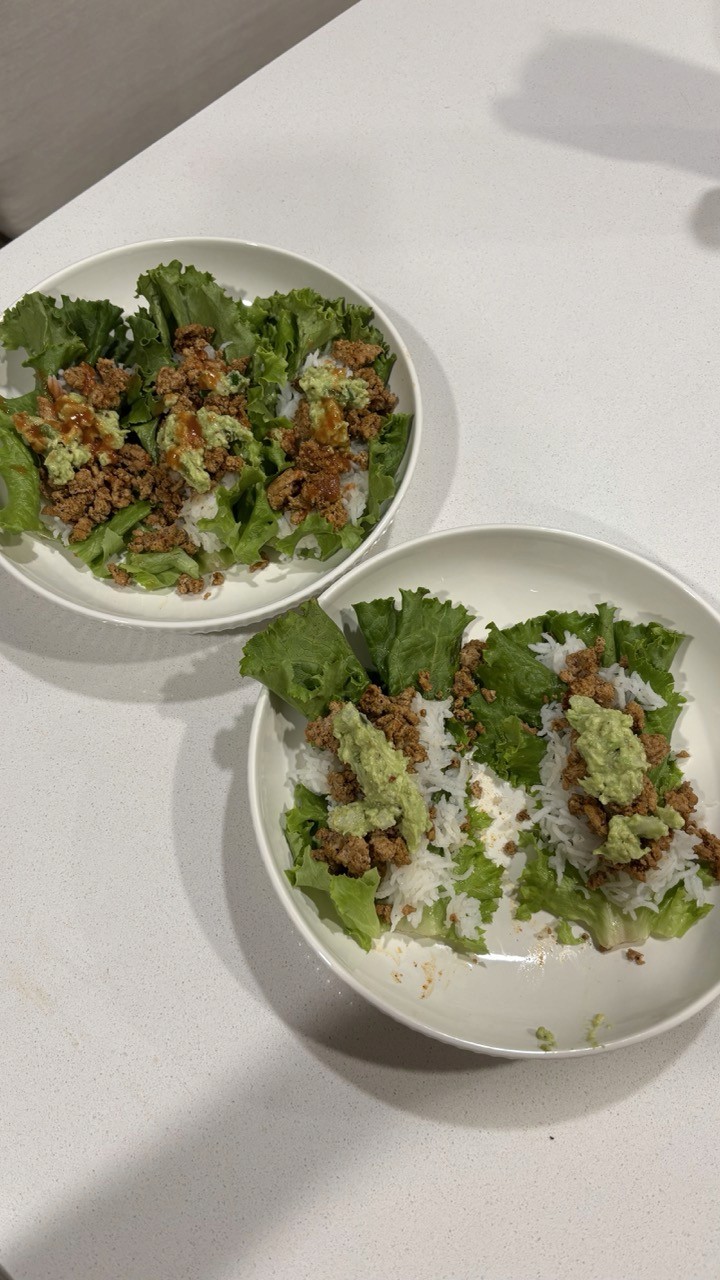 Two lettuce wrap taco bowls with ground turkey, rice and guacamole – low carb lettuce wrap taco bowls Wellness by Suhey