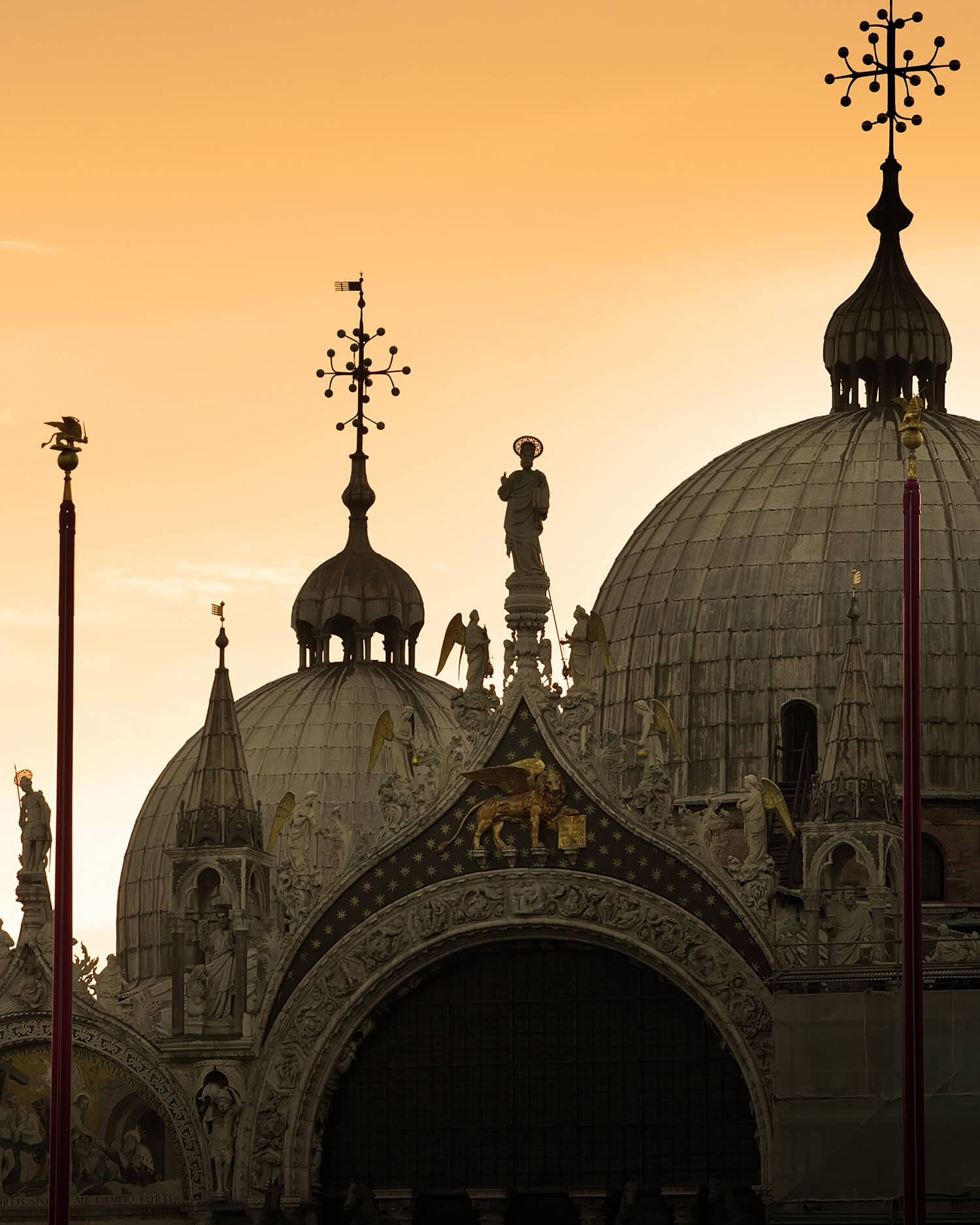 Собор Сан-Марко в Венеции на закате — купола и архитектурные детали площади