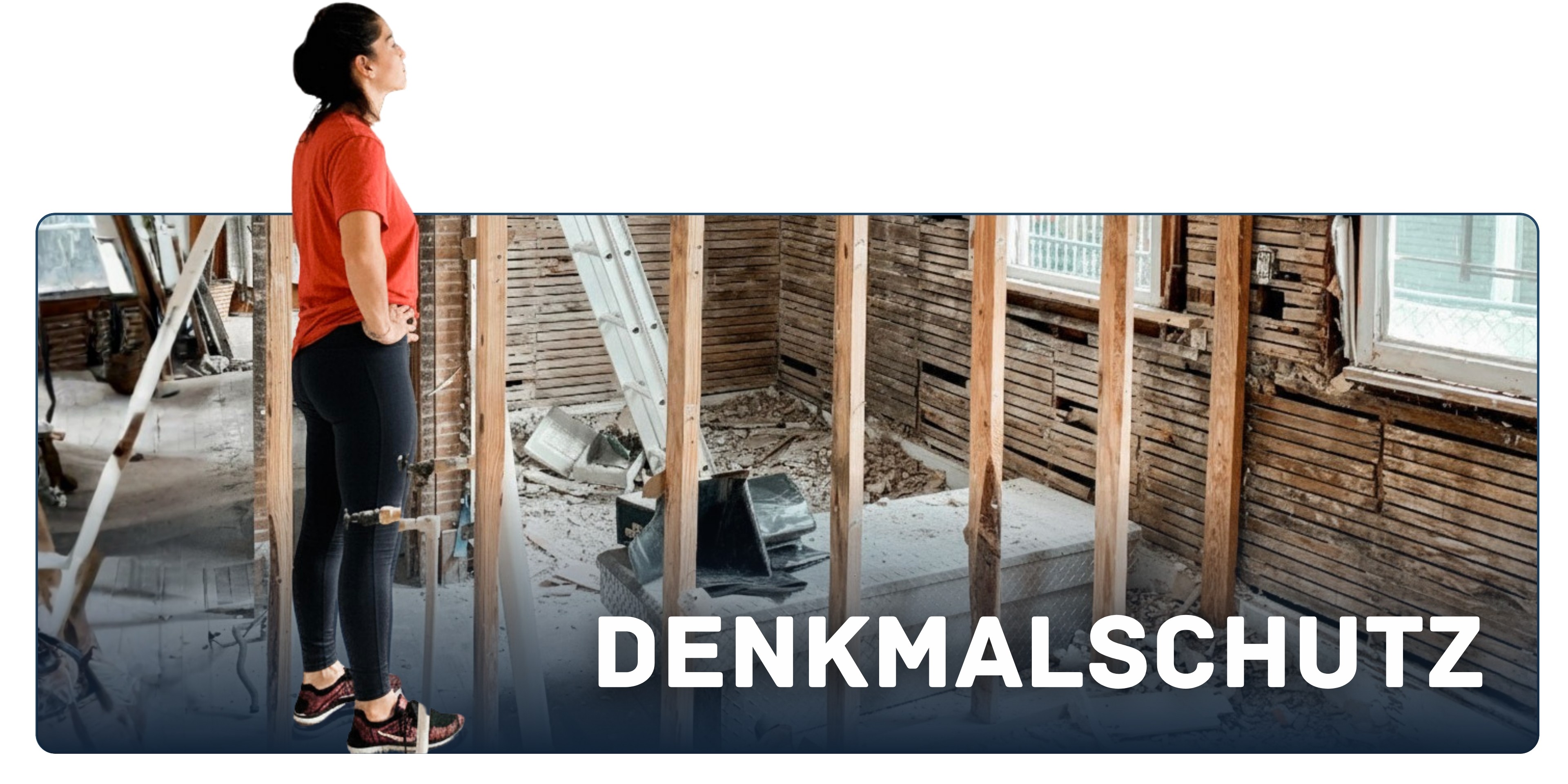 Eine Frau steht in einem unausgebauten Dachboden, signalisiert die Kategorie "Denkmalschutz". Horizontals Bild