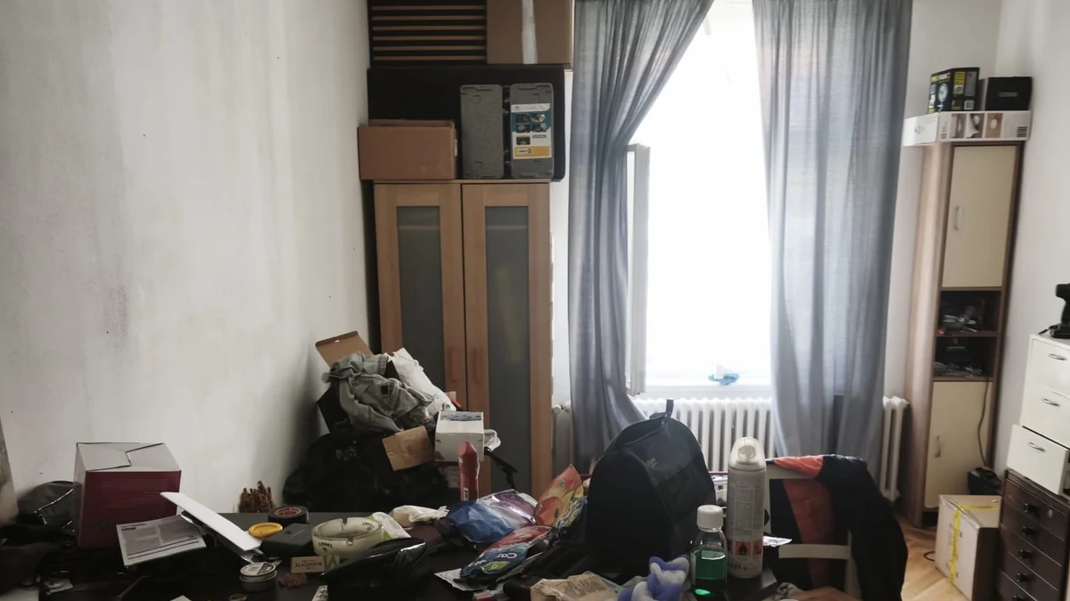 Obytný pokoj se skříněmi a sedačkou před odvozem vybavení