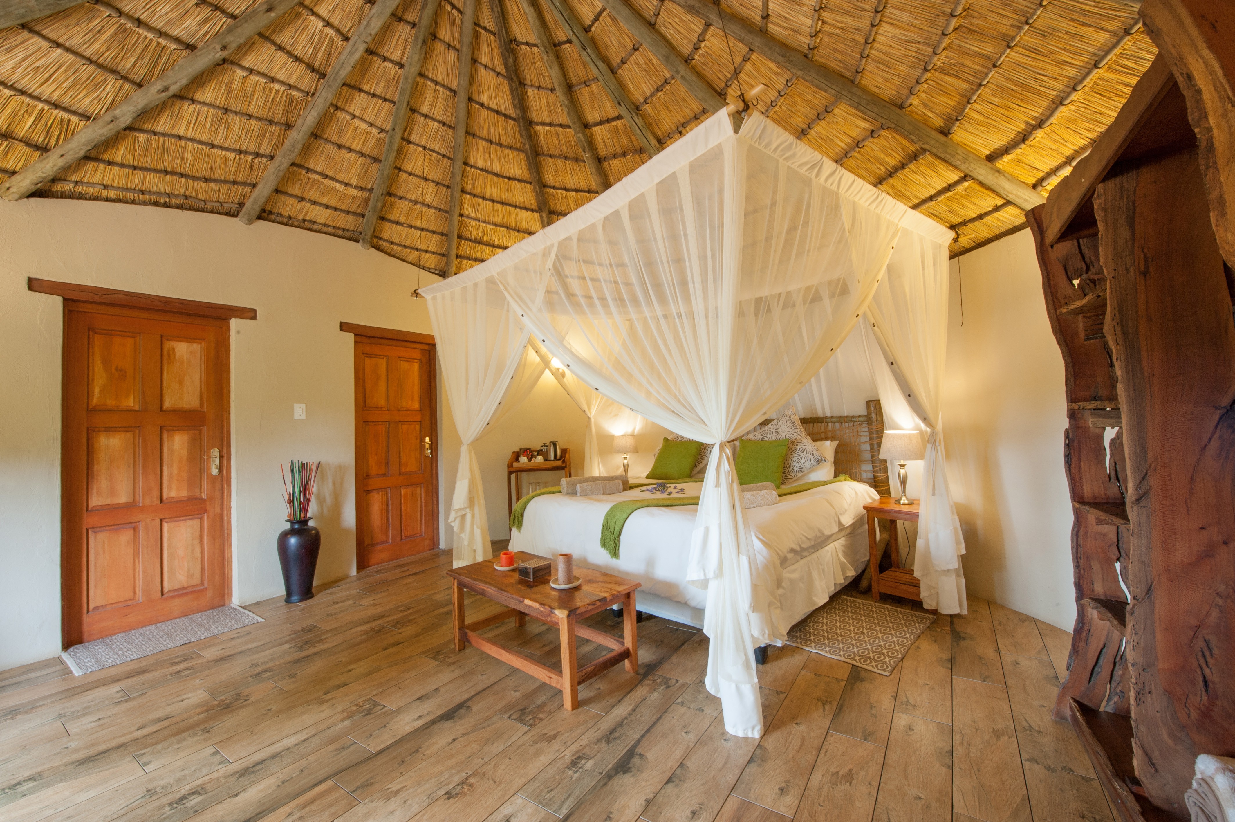 Signature Safari, Waterberg, Sydafrika – lyxigt boende på ridsafari i Afrika med vackert bäddad dubbelsäng omgiven av sänghimmel och myggnät samt ensuite badrum.