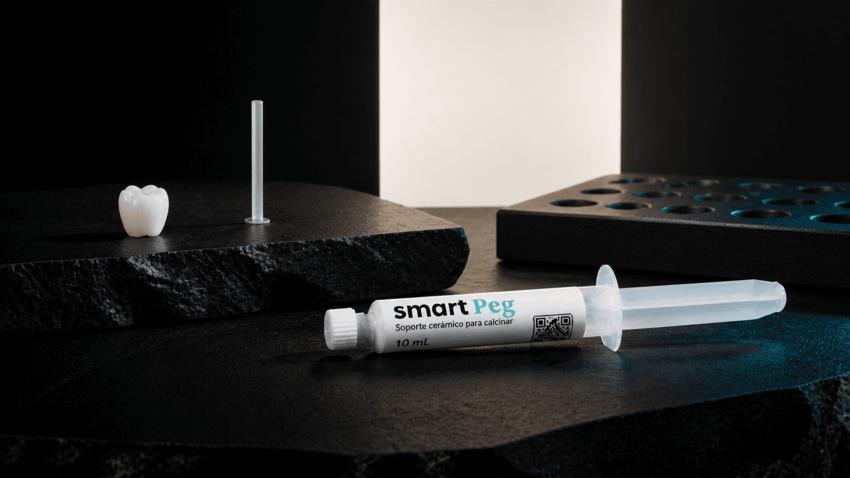 SmartPeg, corona y pin en una composición de laboratorio
