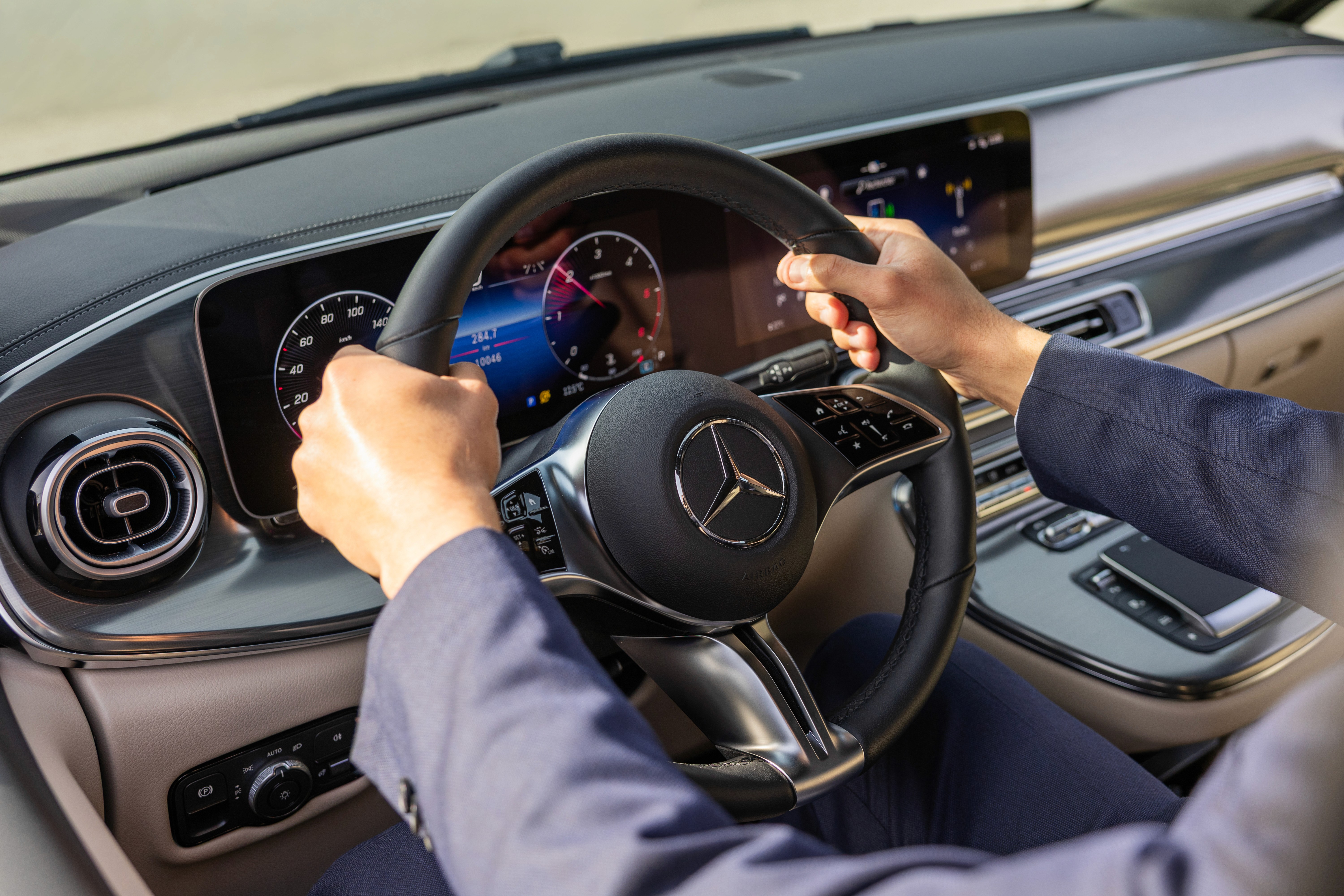 Chauffeur ouvrant la porte d'une limousine