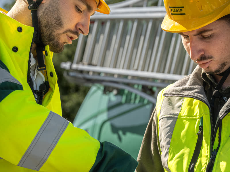 Deux techniciens intervenant sur une armoire électrique