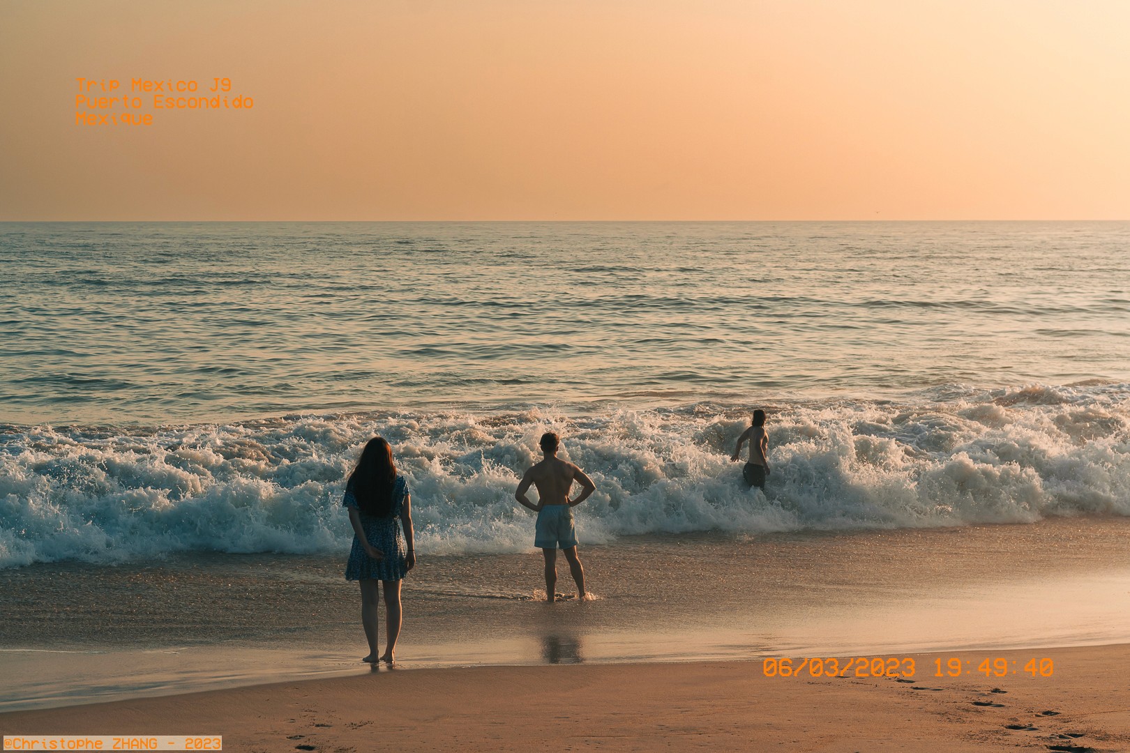 Scène en bord de mer à Puerto Escondido avec des amis contemplant l’océan au crépuscule