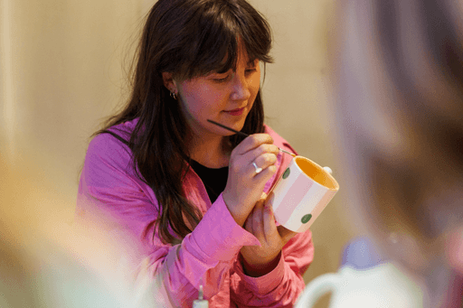 Kvinne som maler på keramikk