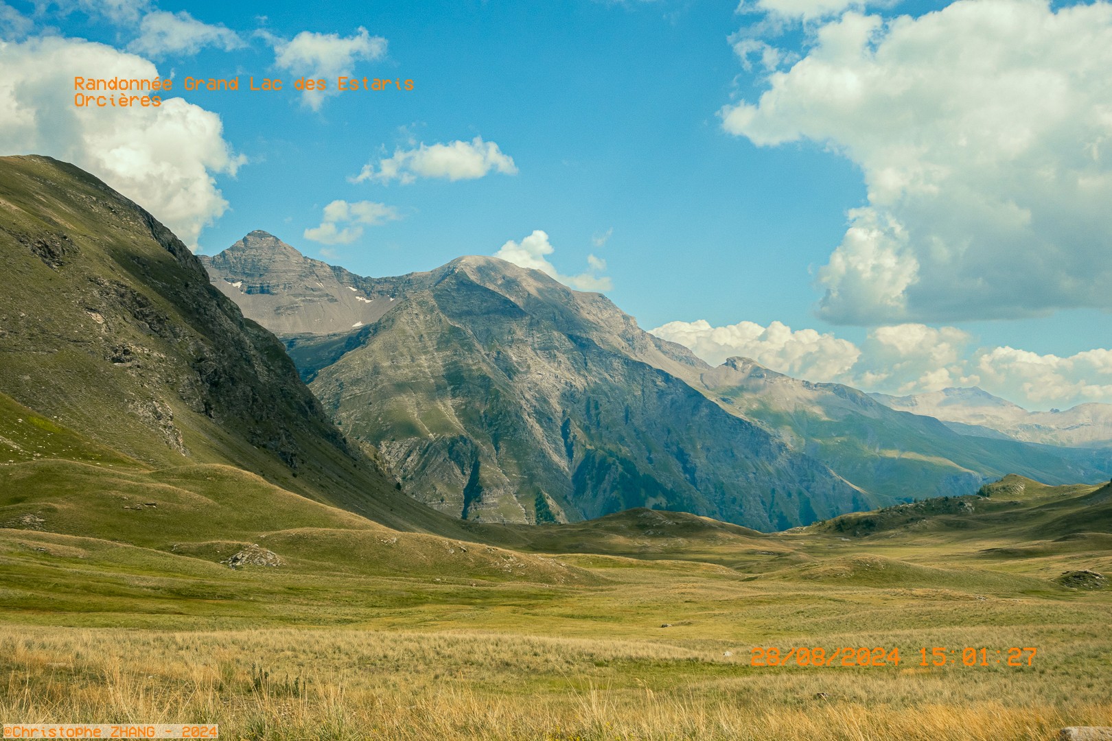 Vue panoramique sur les montagnes autour du Grand Lac des Estaris.