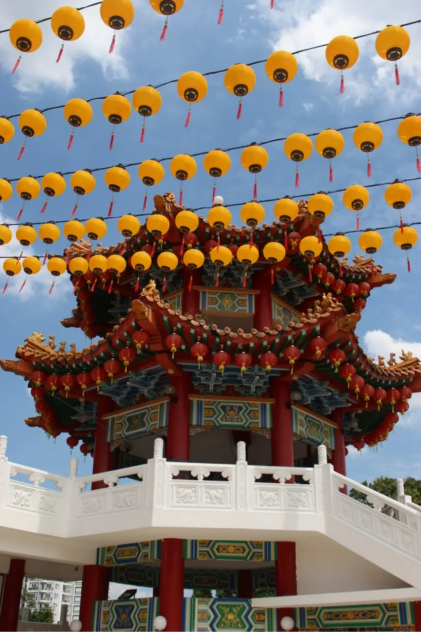 de rode thean hou tempel met gele lampionnen