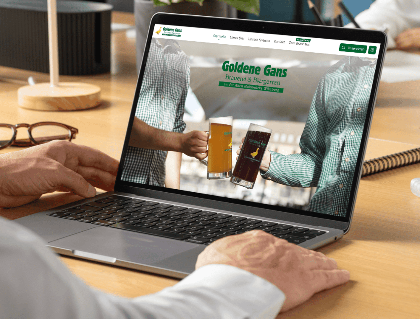 MacBook Mockup der Website Goldene Gans Würzburg