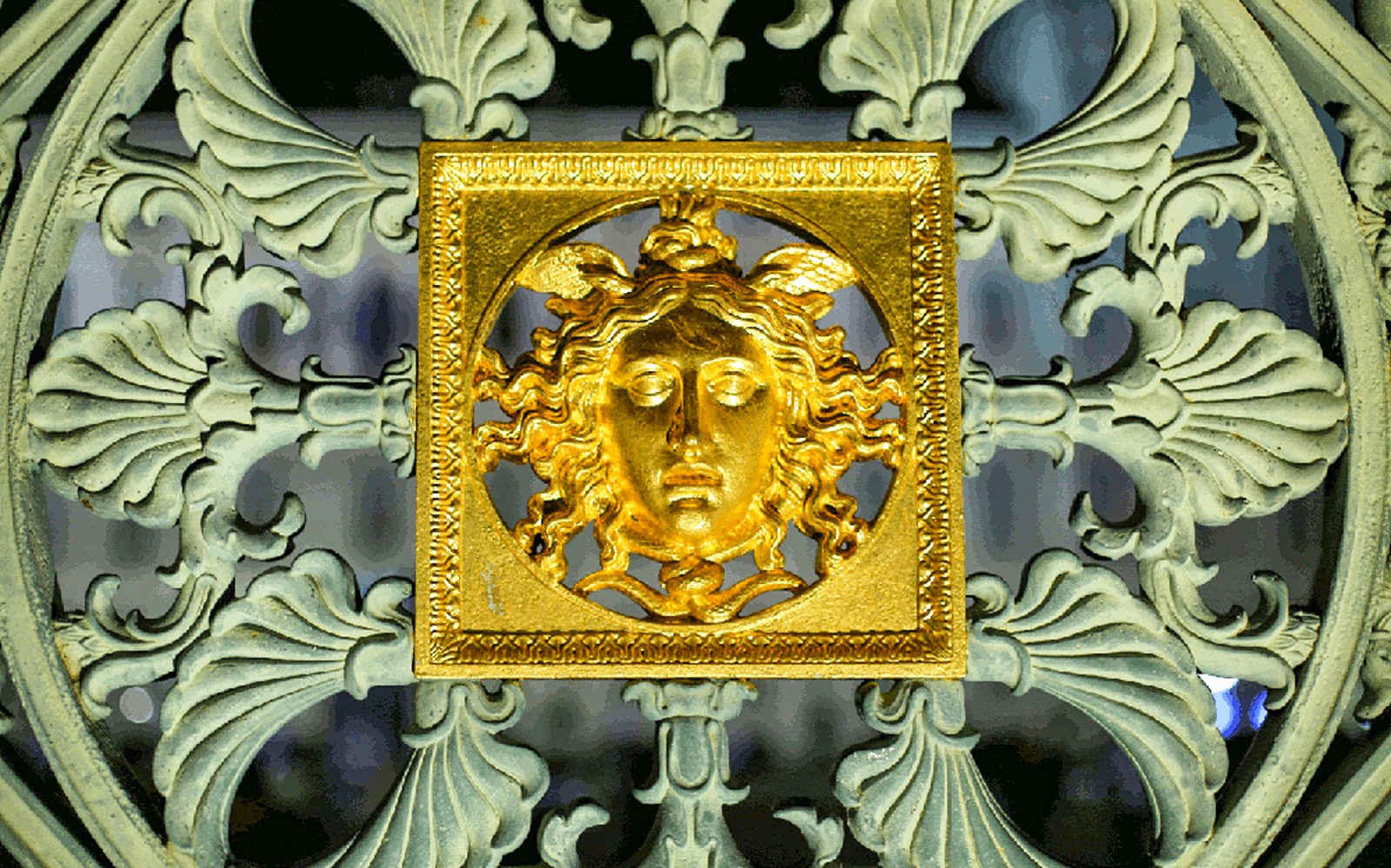 Gullforgylt Medusa-emblem på utsmykket port under Torino Magica-turen.