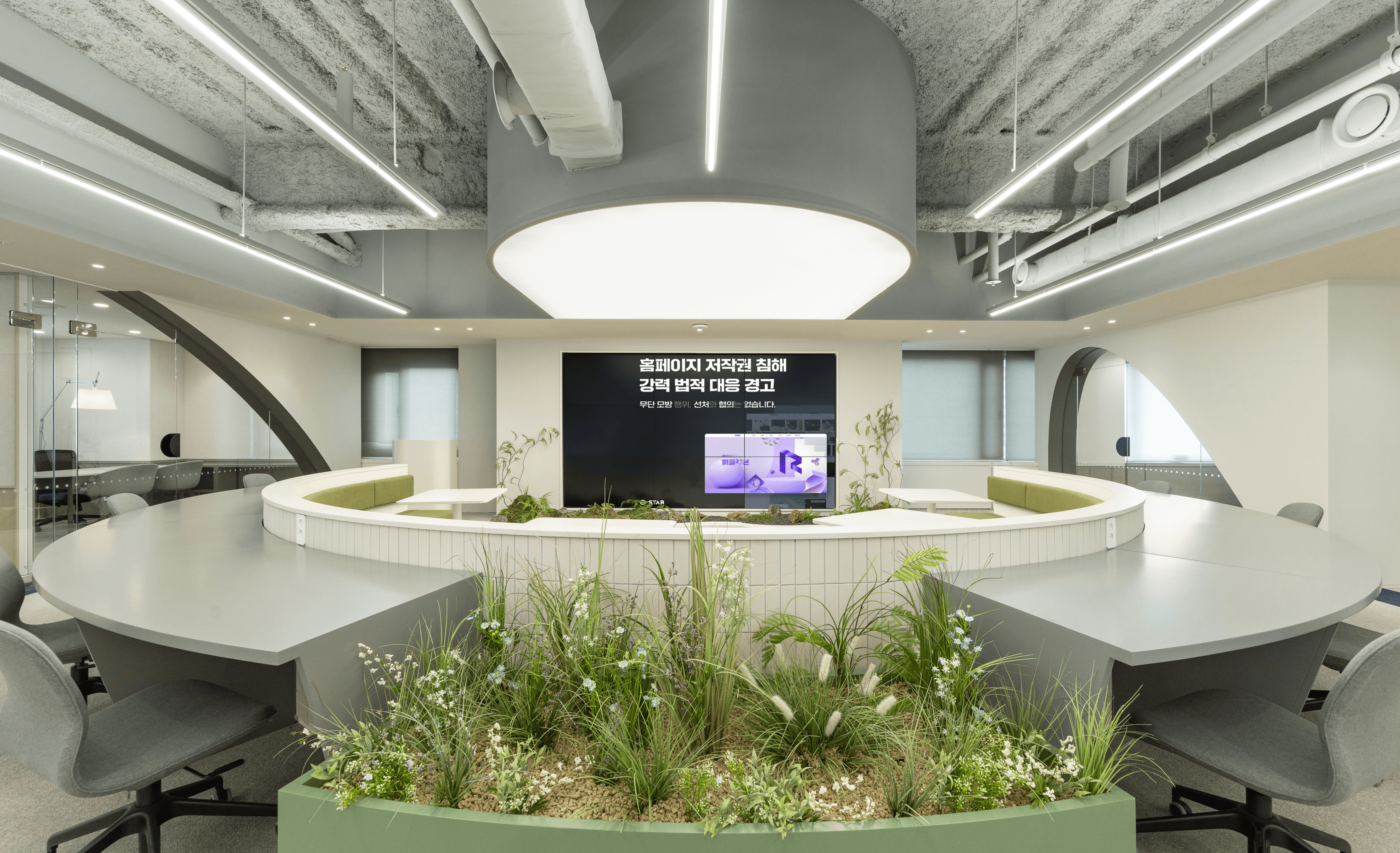 화사한 조명과 따스한 색감이 인상적인 스타 법무법인 오피스 라운지 공간