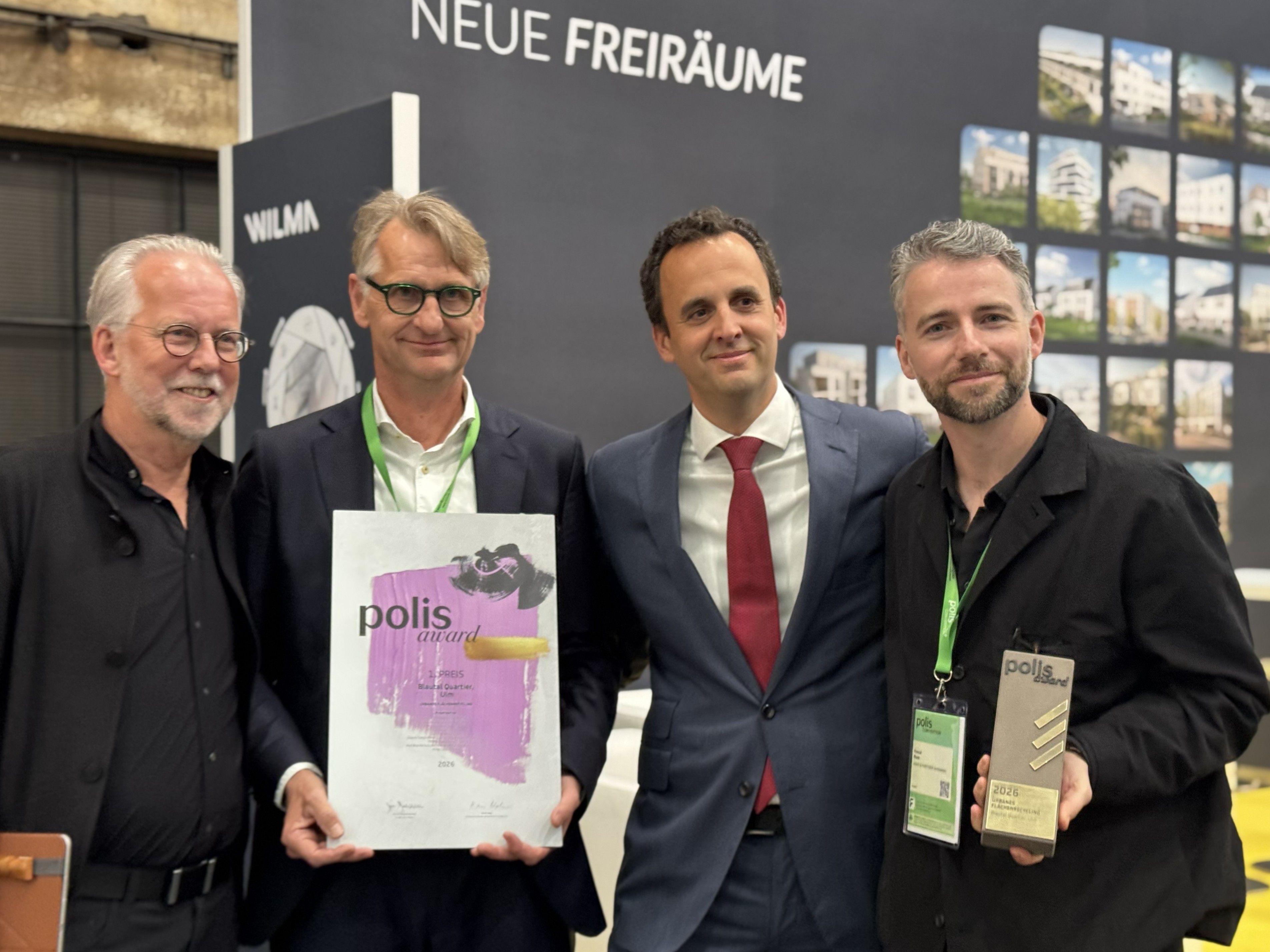 Längliches Wohngebäude mit Klinkerfassade, großen Fenstern und Balkonen über zwei Etagen