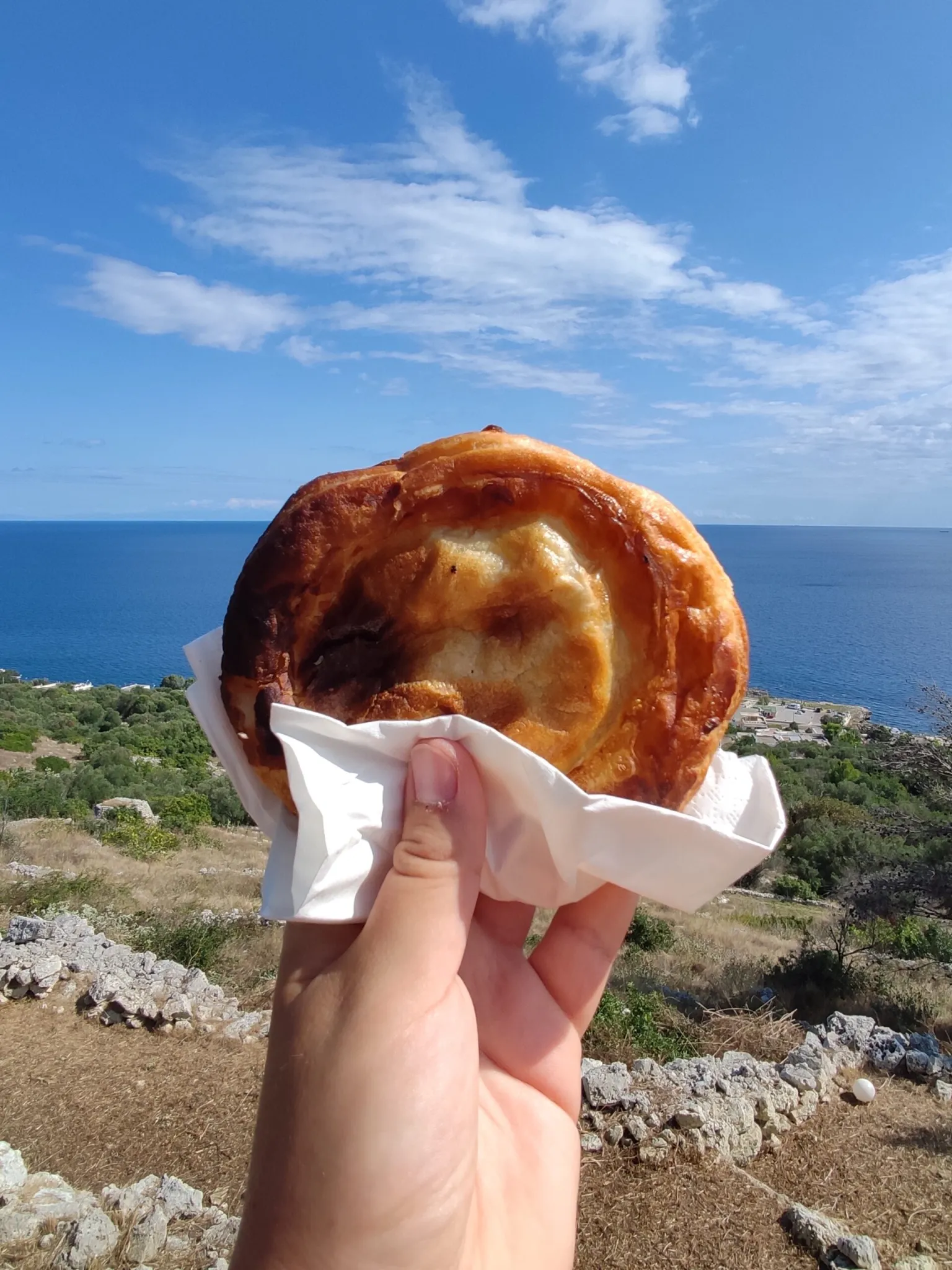 Viaggiatore mostra un rustico salentino