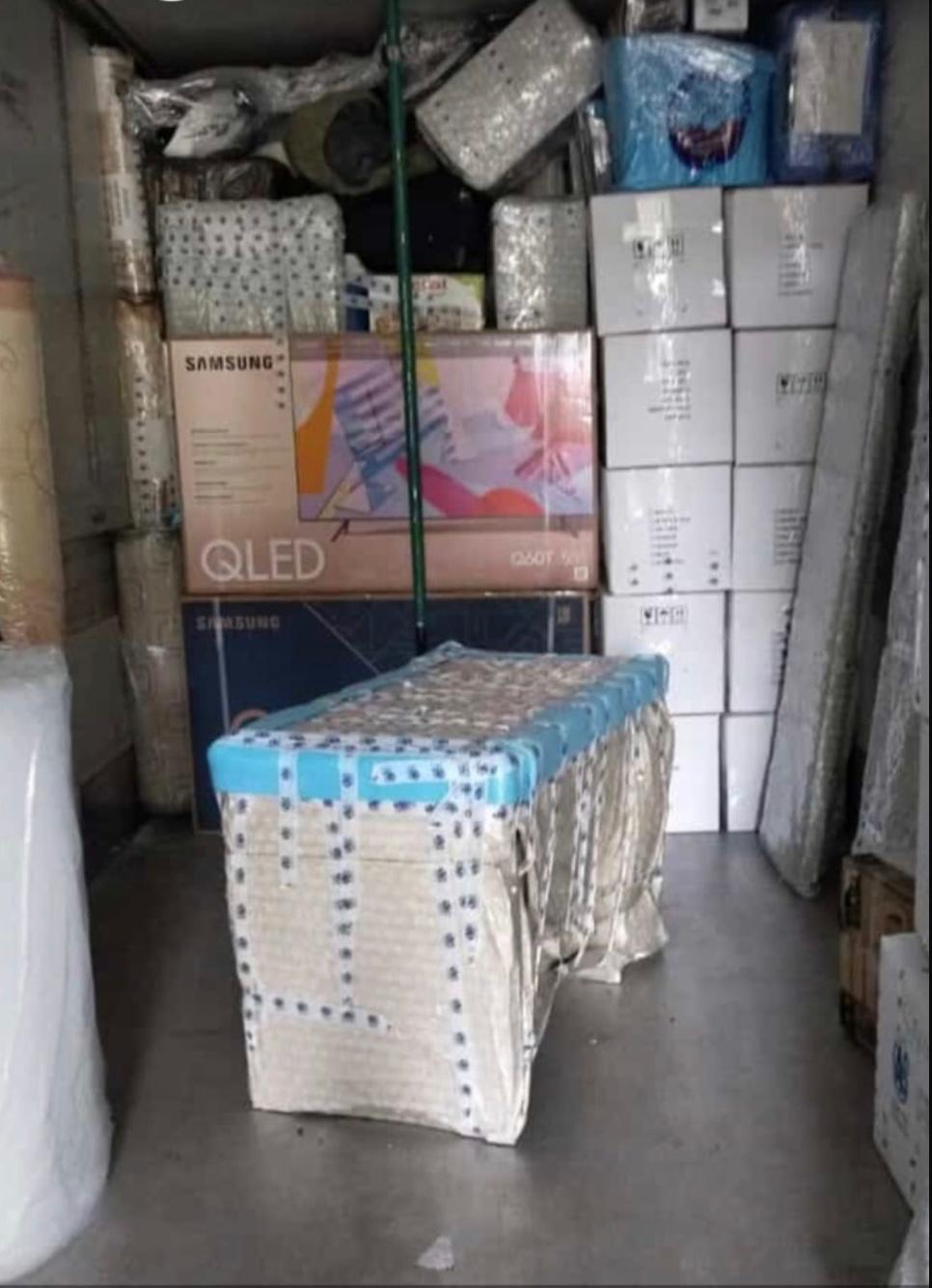 LKW am Ladehof mit gestapelten Kartons für Export in die Türkei