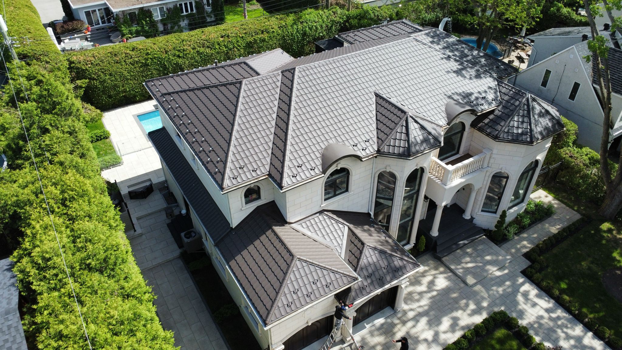 Maison avec toiture en tuiles métalliques couleur terre cuite - Toiture Métallique Montréal