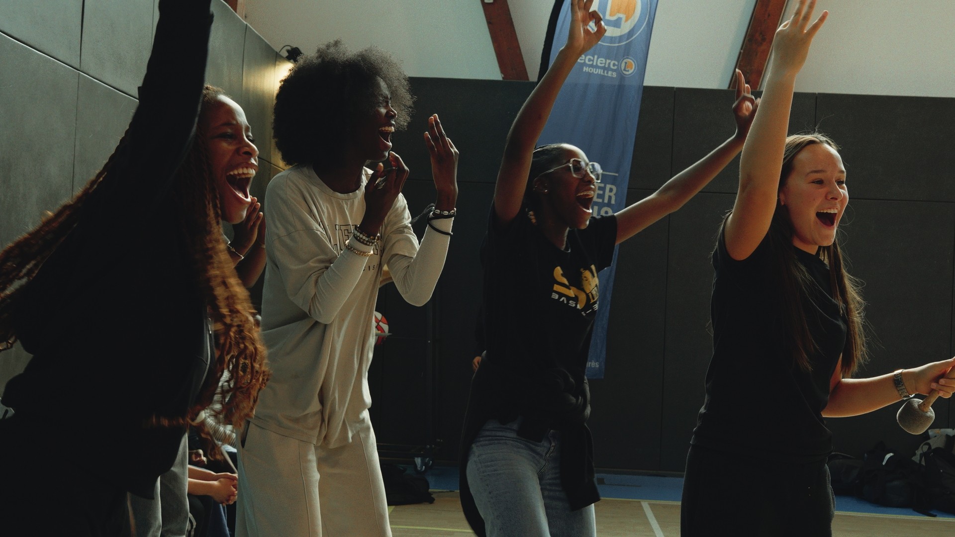 Supportrices du SOH exultant de joie pendant un match de basketball en salle.