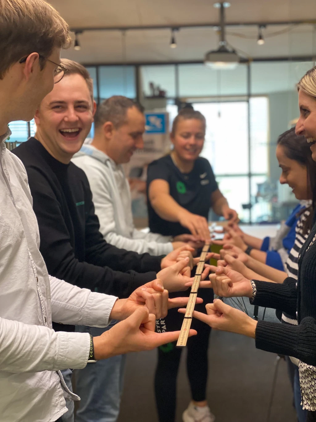 Junge Menschen spielen ein Strategiespiel