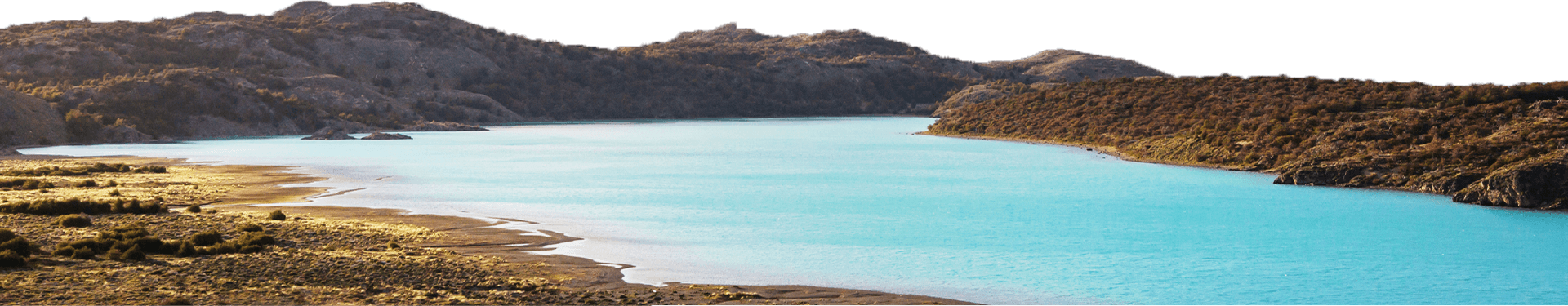 premier plan d'un lac avec des dunes