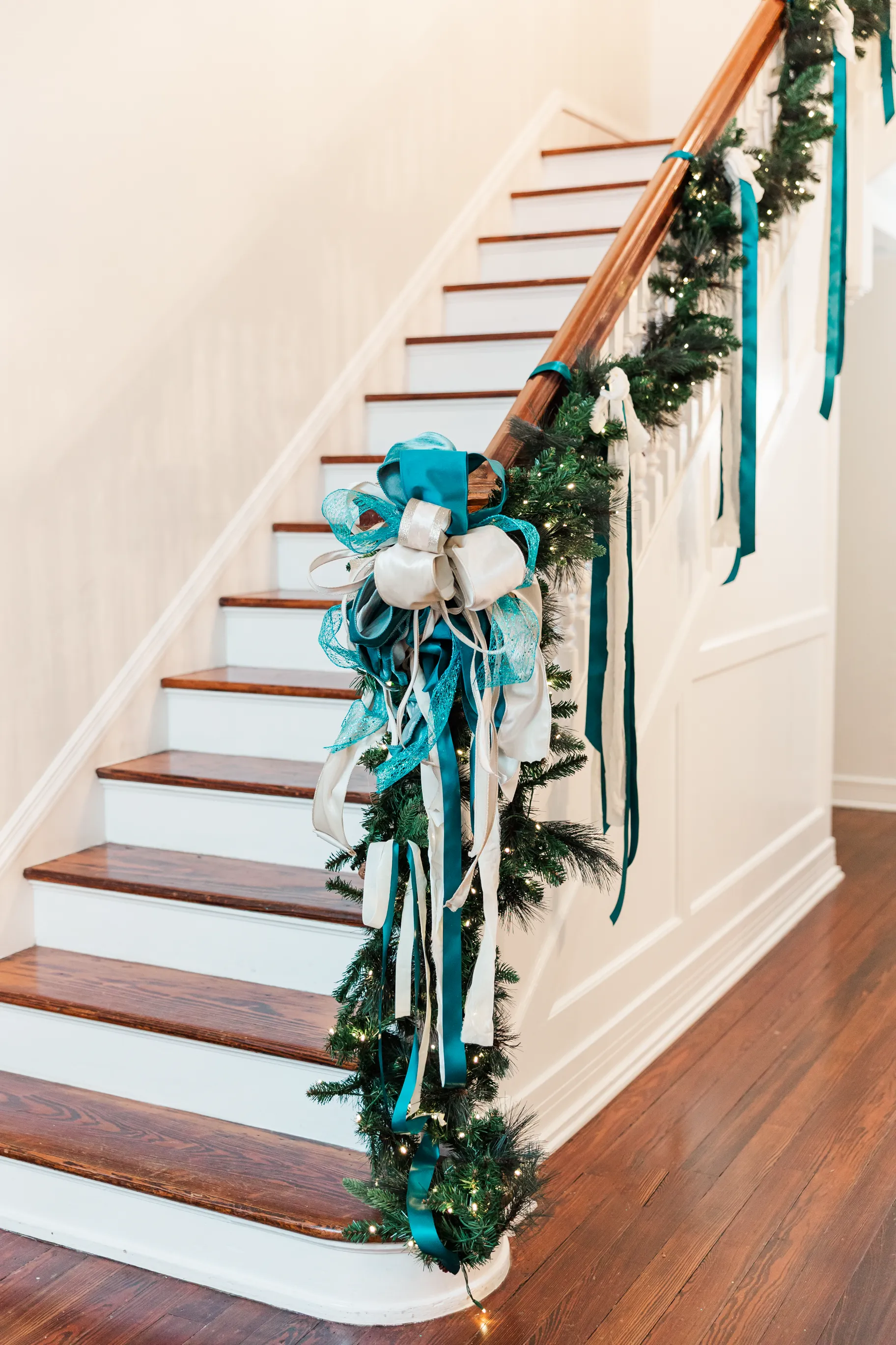 Luxury table setting by Sarah Overall Events with pink embroidered napkins, gold-rimmed plates, floral arrangements, and personalized menus in Shreveport.