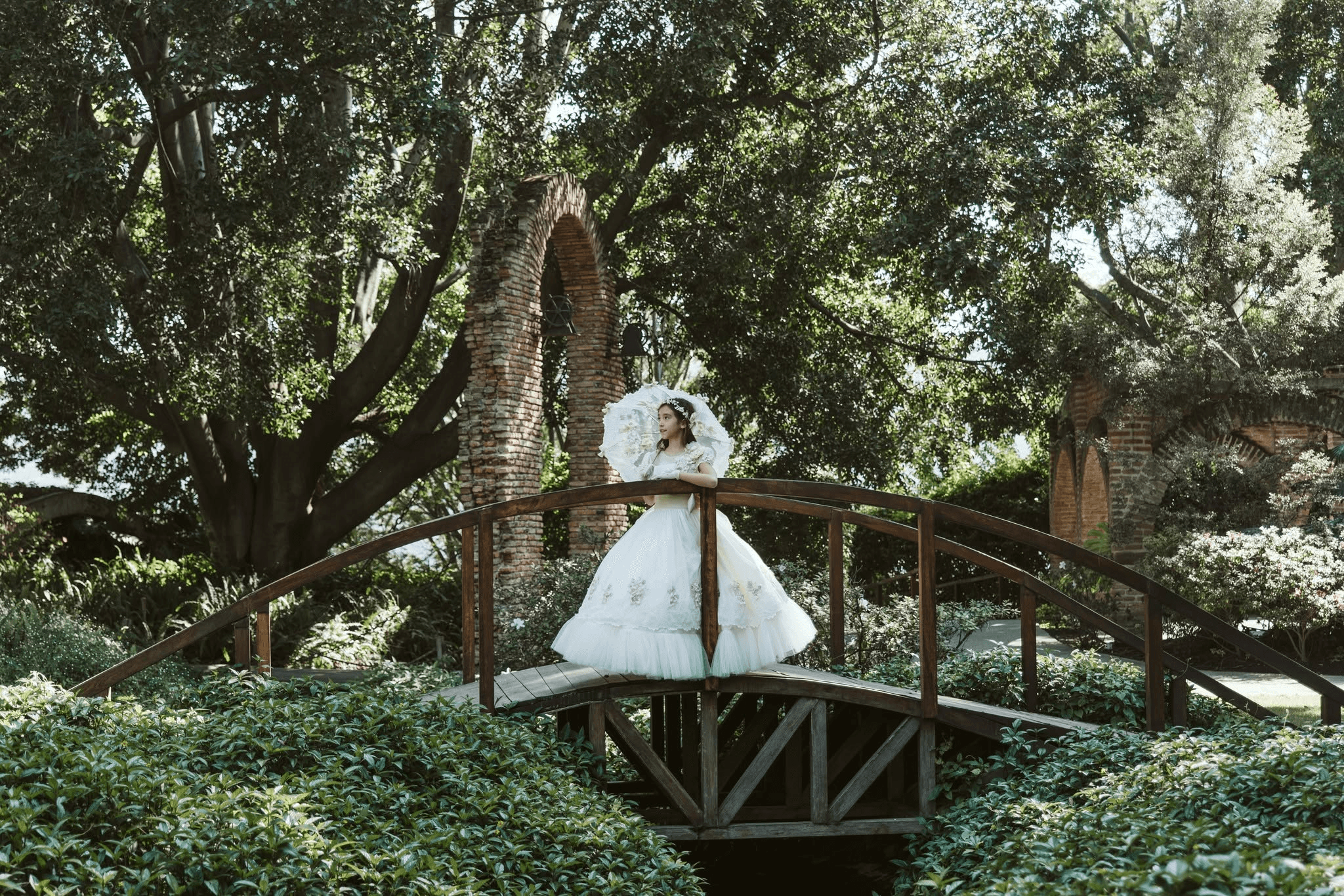 Fotografía de campo con una modelo posando el vestido blanco