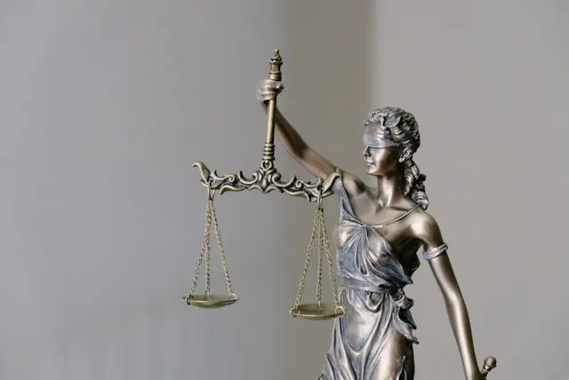 Estatua de la Justicia con balanza, símbolo de la sentencia del Tribunal Supremo sobre seguros de vida de prima única abusivos