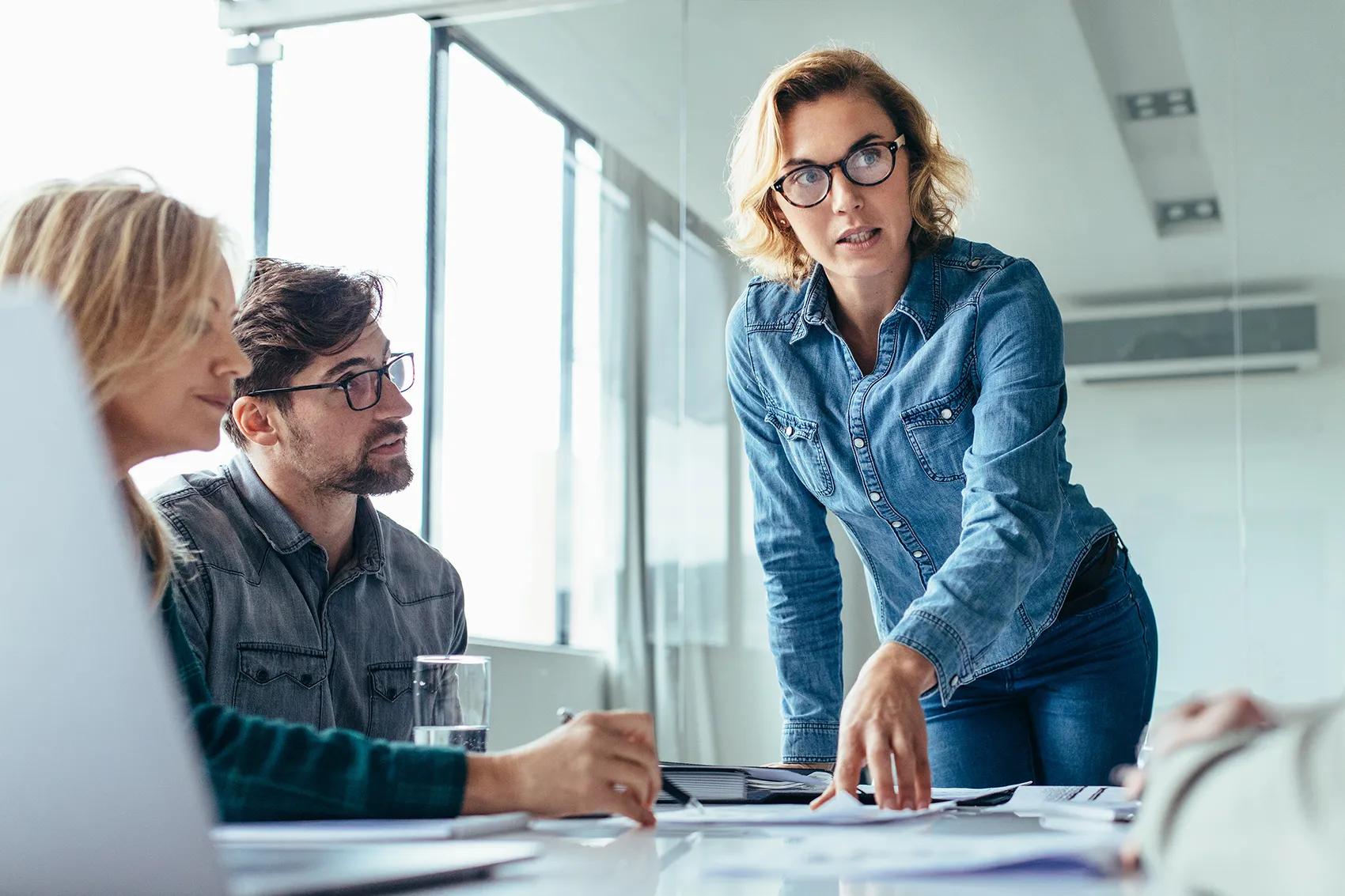 Zwei Bauleiter, Mann und Frau, im Gespräch