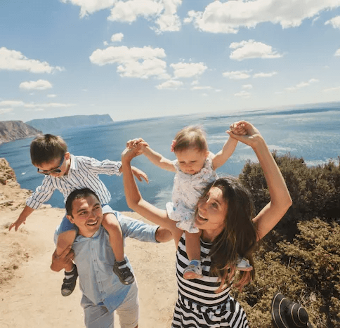 Imagem de uma família se divertindo numa viagem pelo mediterrâneo.