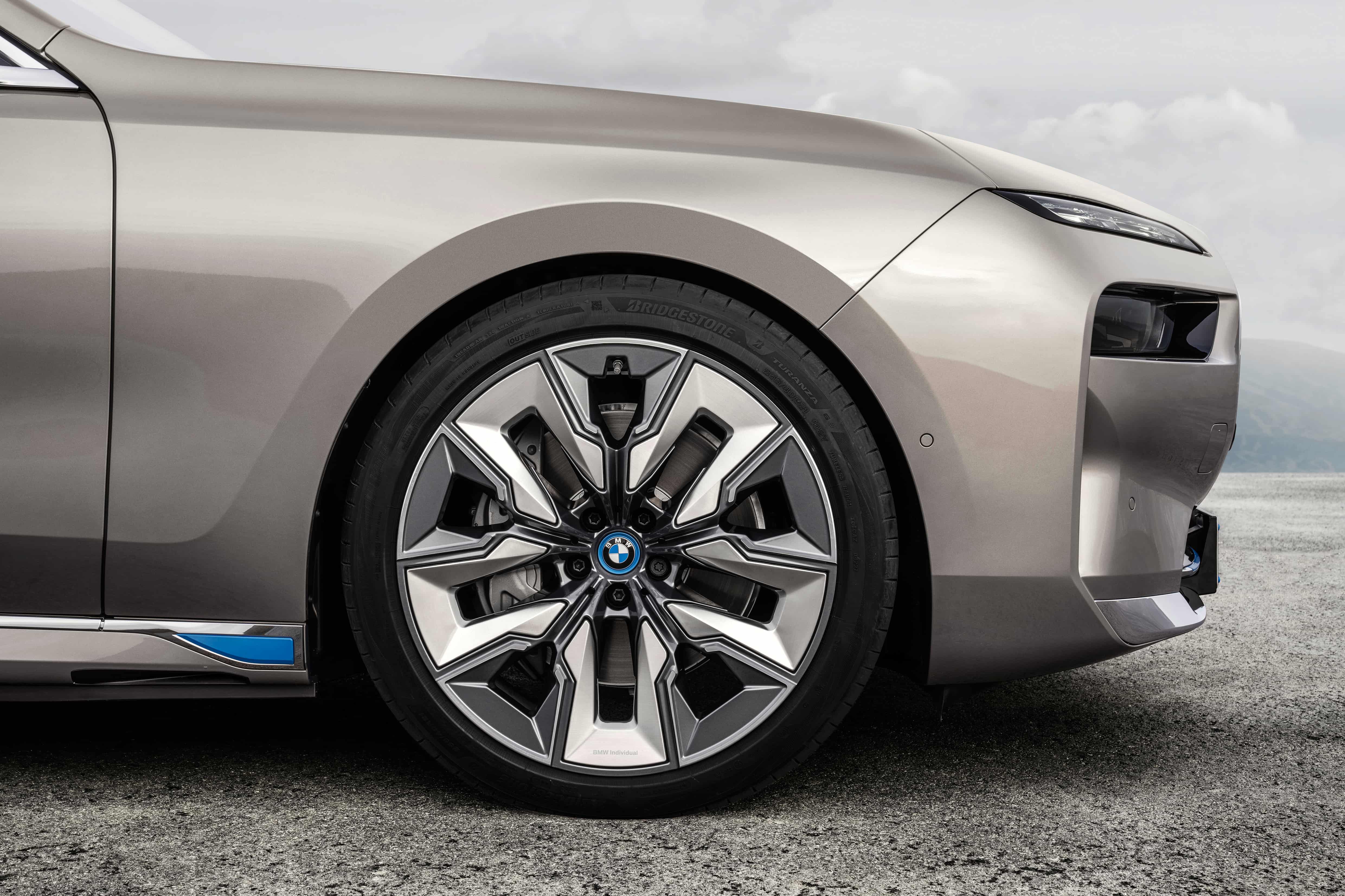 Side view of the BMW i7 xDrive focusing on the front wheel and body design