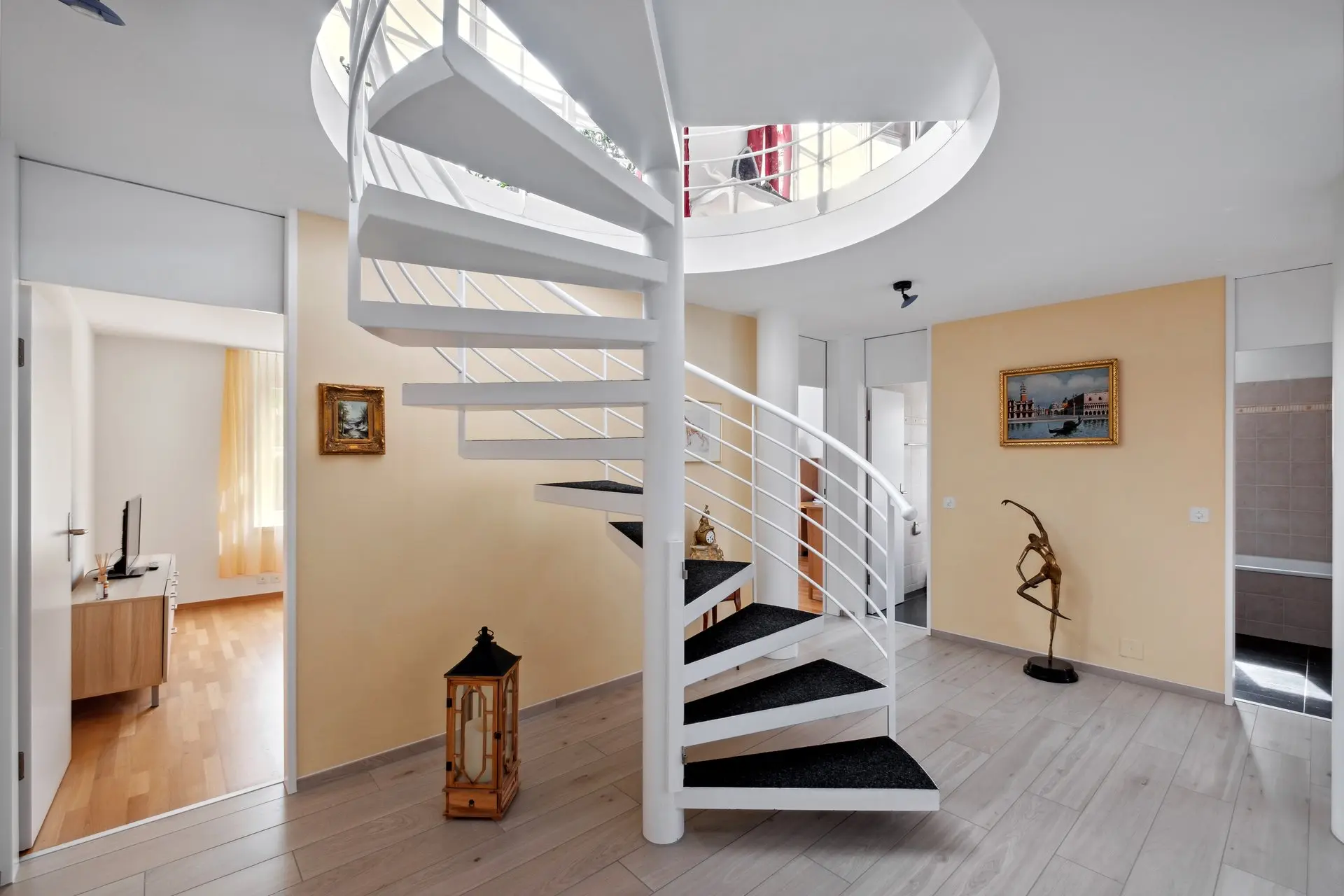 Moderne Wendeltreppe mit schwarzen Tritten