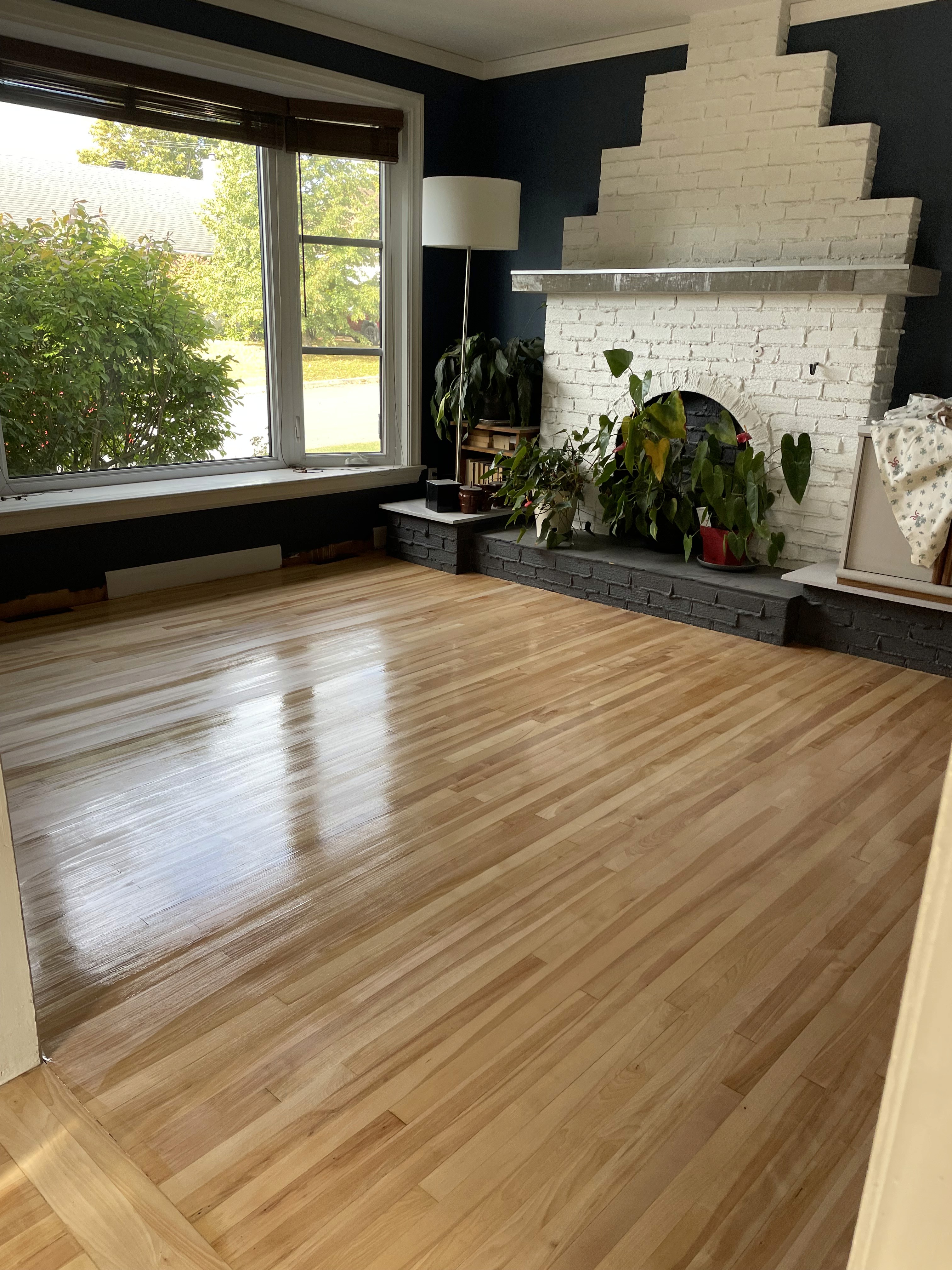 Un employé décape un meuble en bois à l'aide d'une ponceuse