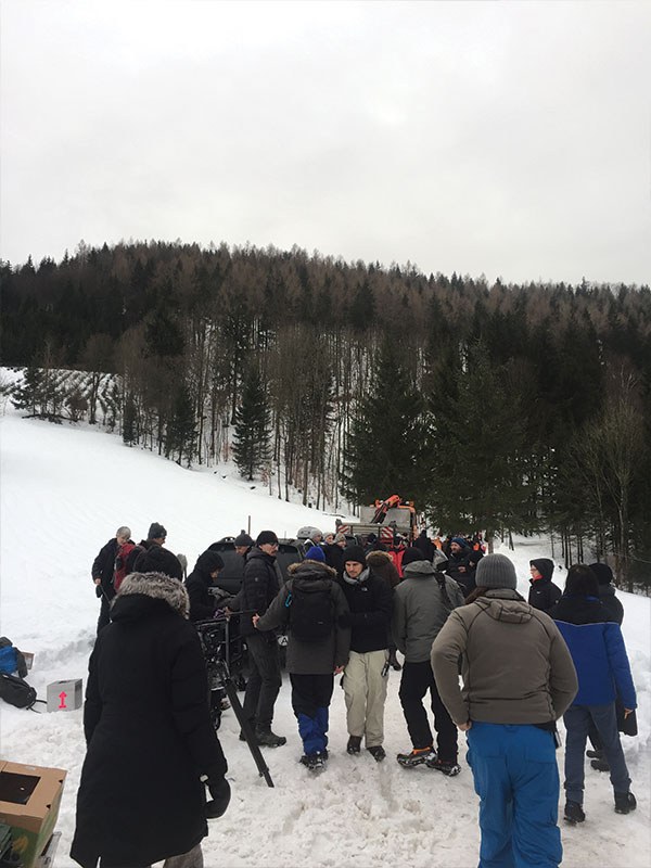 The crew gathering in deep snow before the next take of „Kalte Füße“
