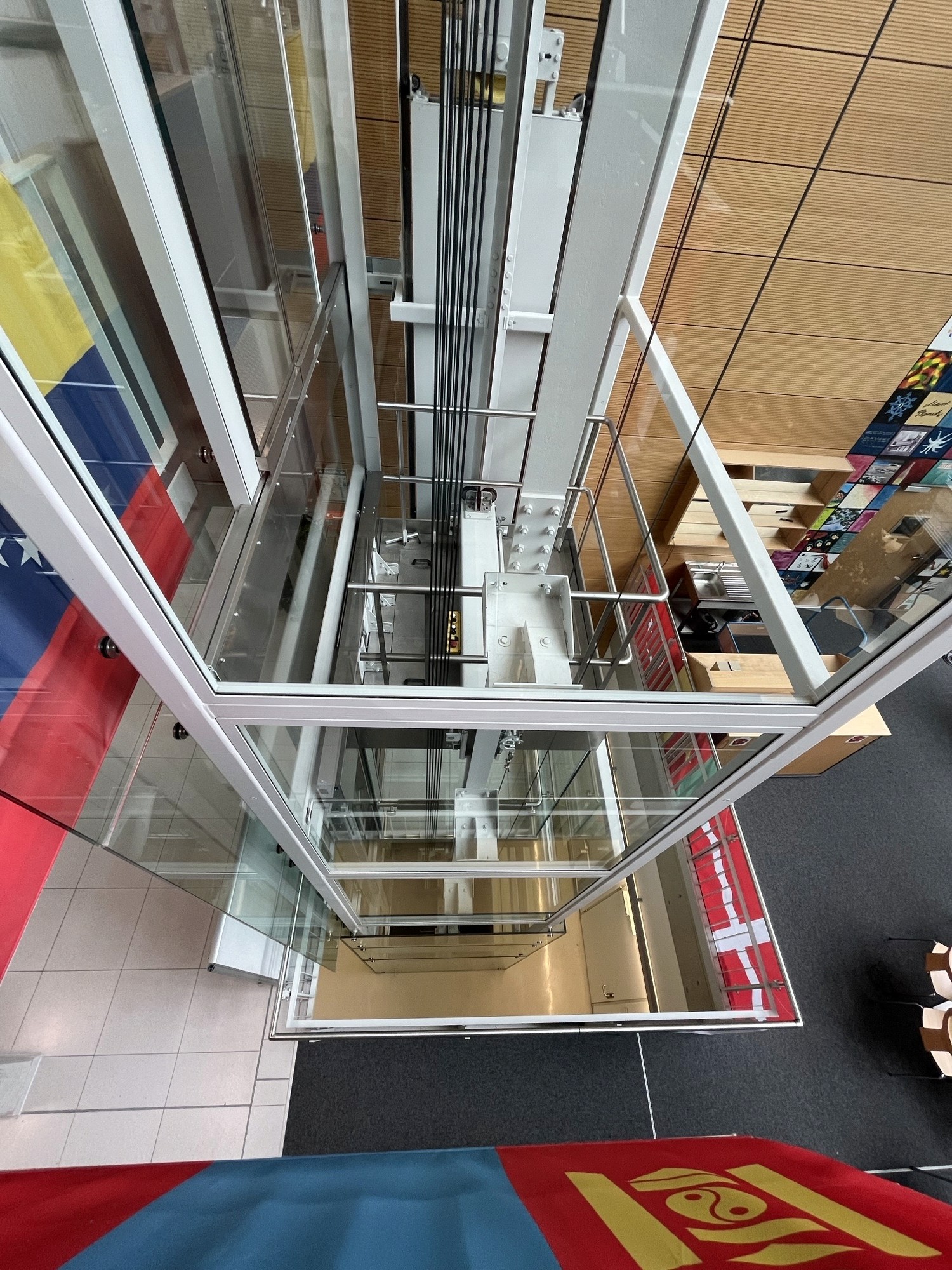 Glasaufzug in Bibliothek